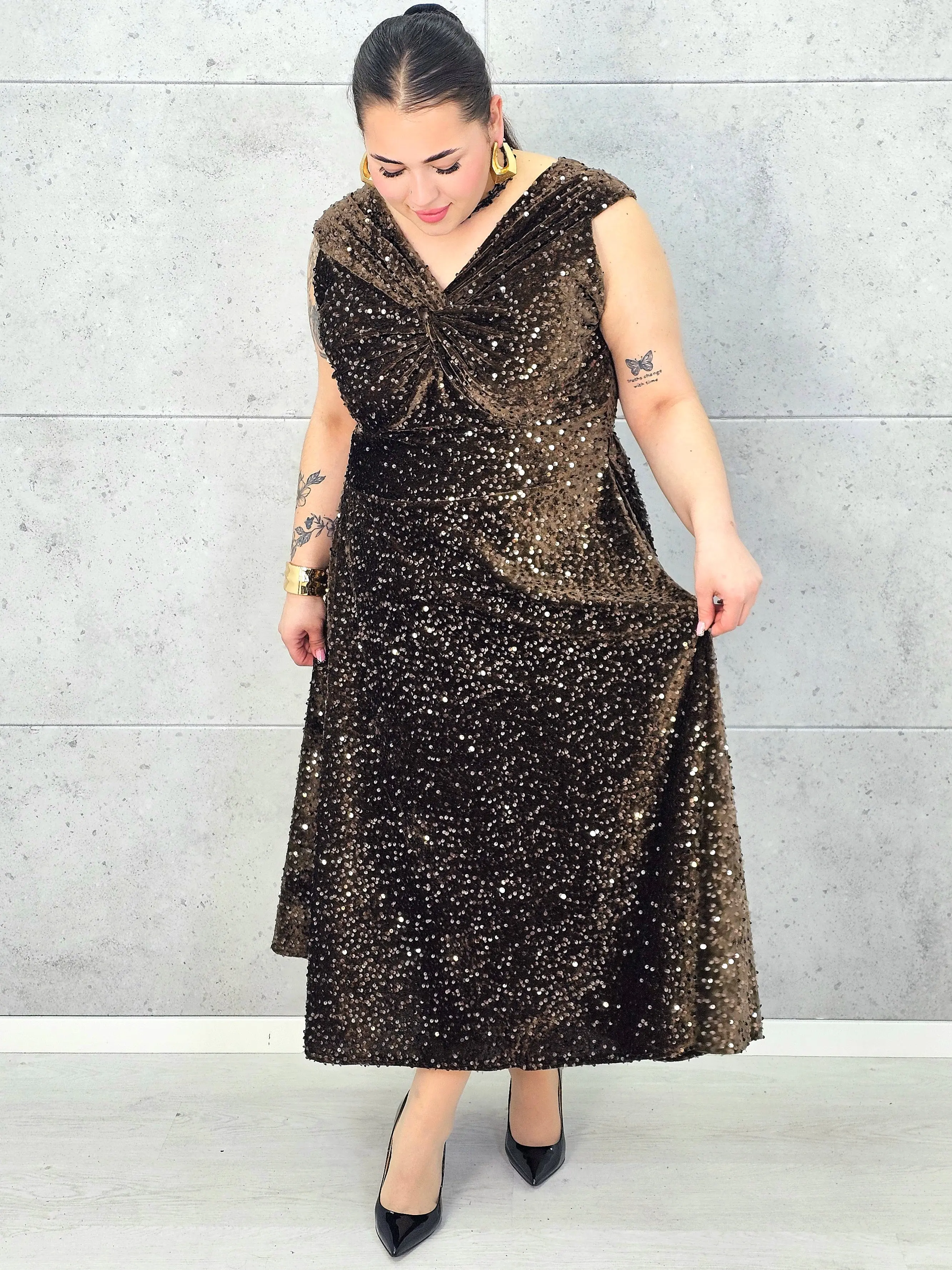 Sukienka plus size cekinowa z eleganckim drapowaniem – model XXL na wyjątkowe okazje - Image 6