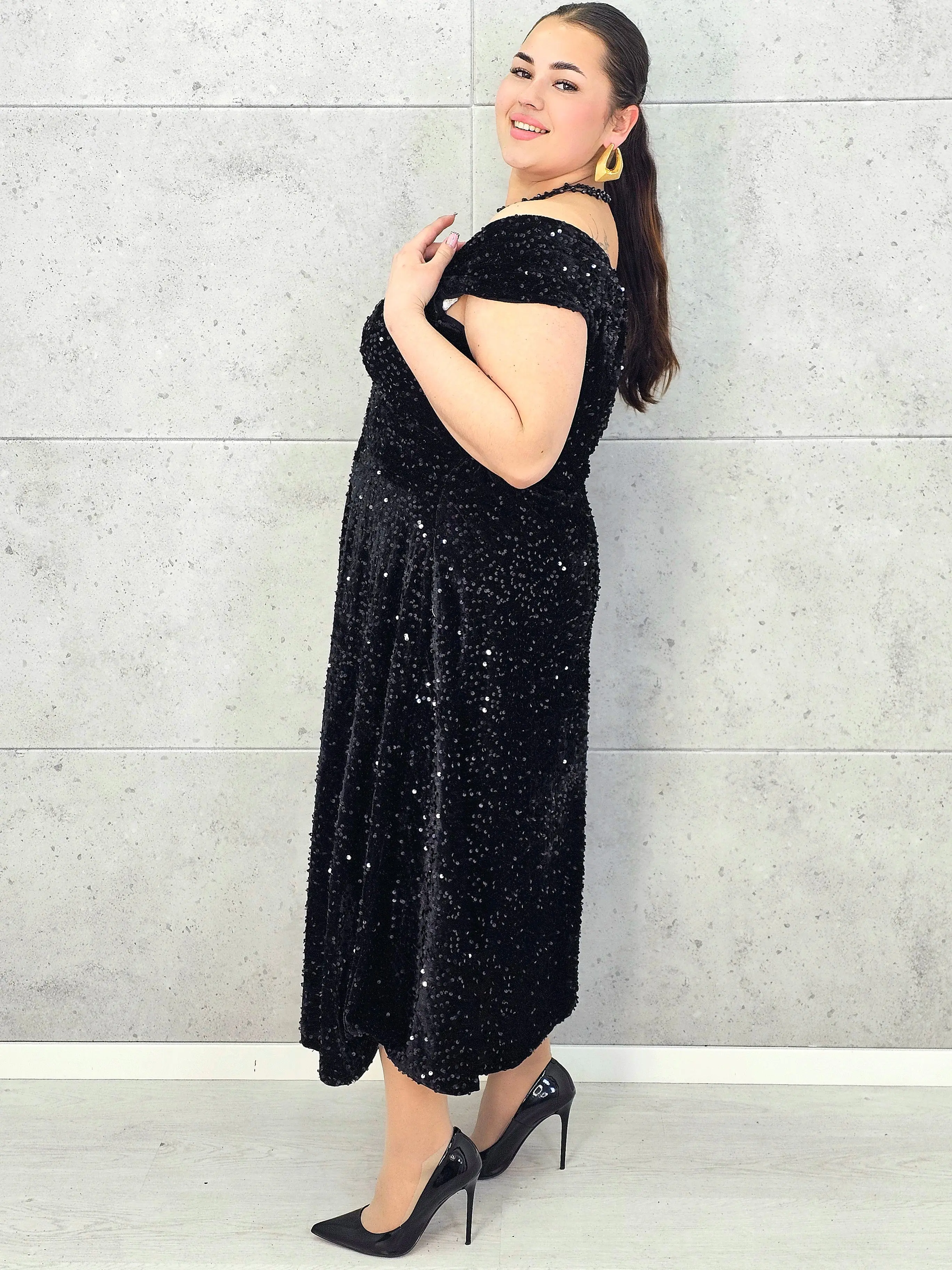 Sukienka plus size cekinowa z eleganckim drapowaniem – model XXL na wyjątkowe okazje - Image 7
