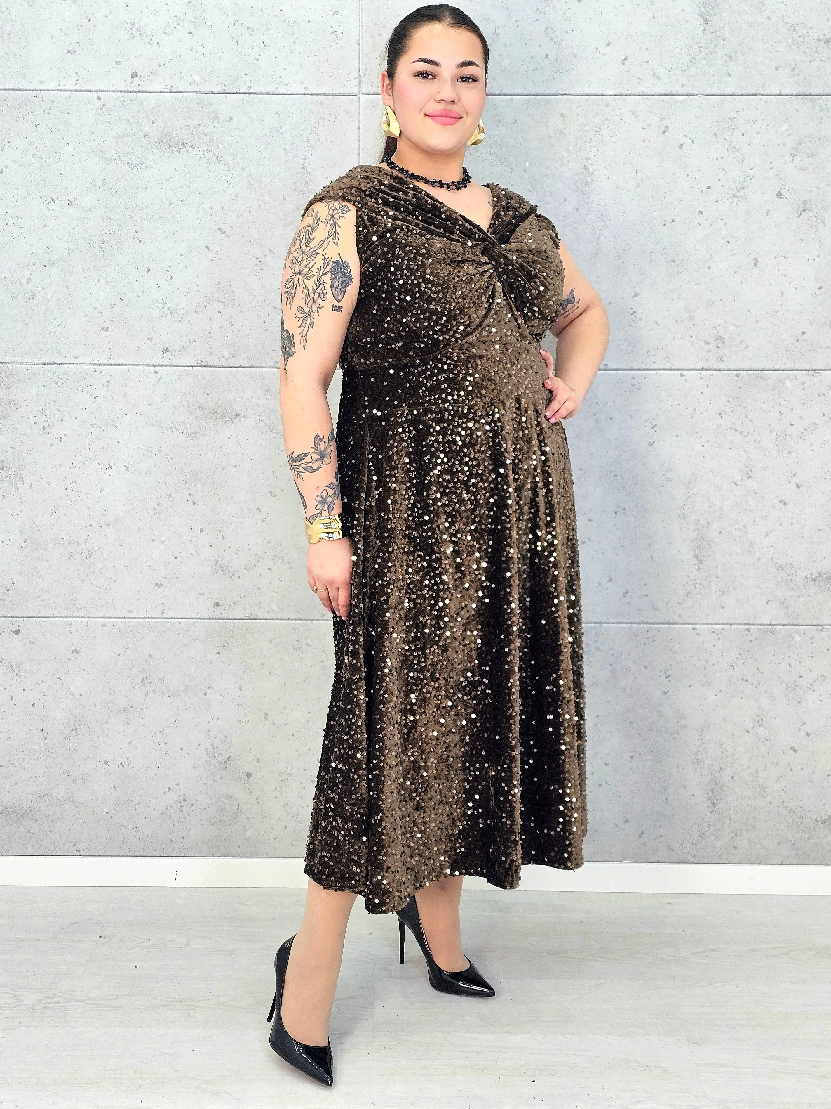 Sukienka plus size cekinowa z eleganckim drapowaniem – model XXL na wyjątkowe okazje - Image 8