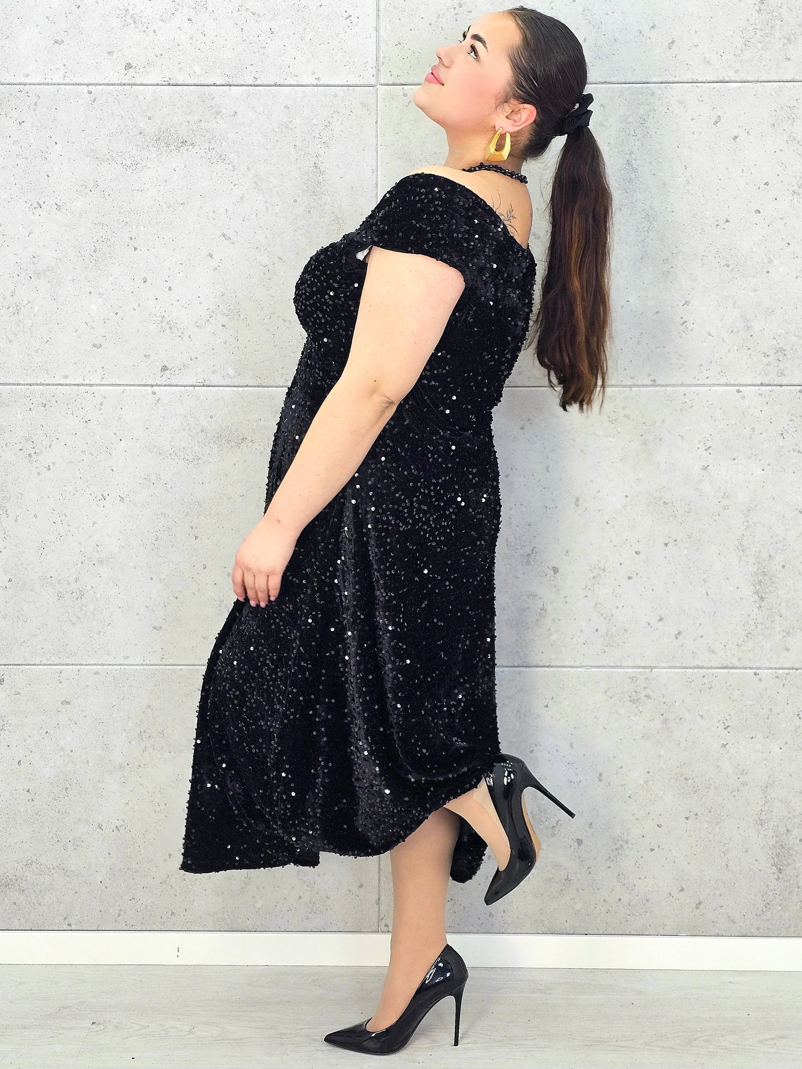 Sukienka plus size cekinowa z eleganckim drapowaniem – model XXL na wyjątkowe okazje - Image 9