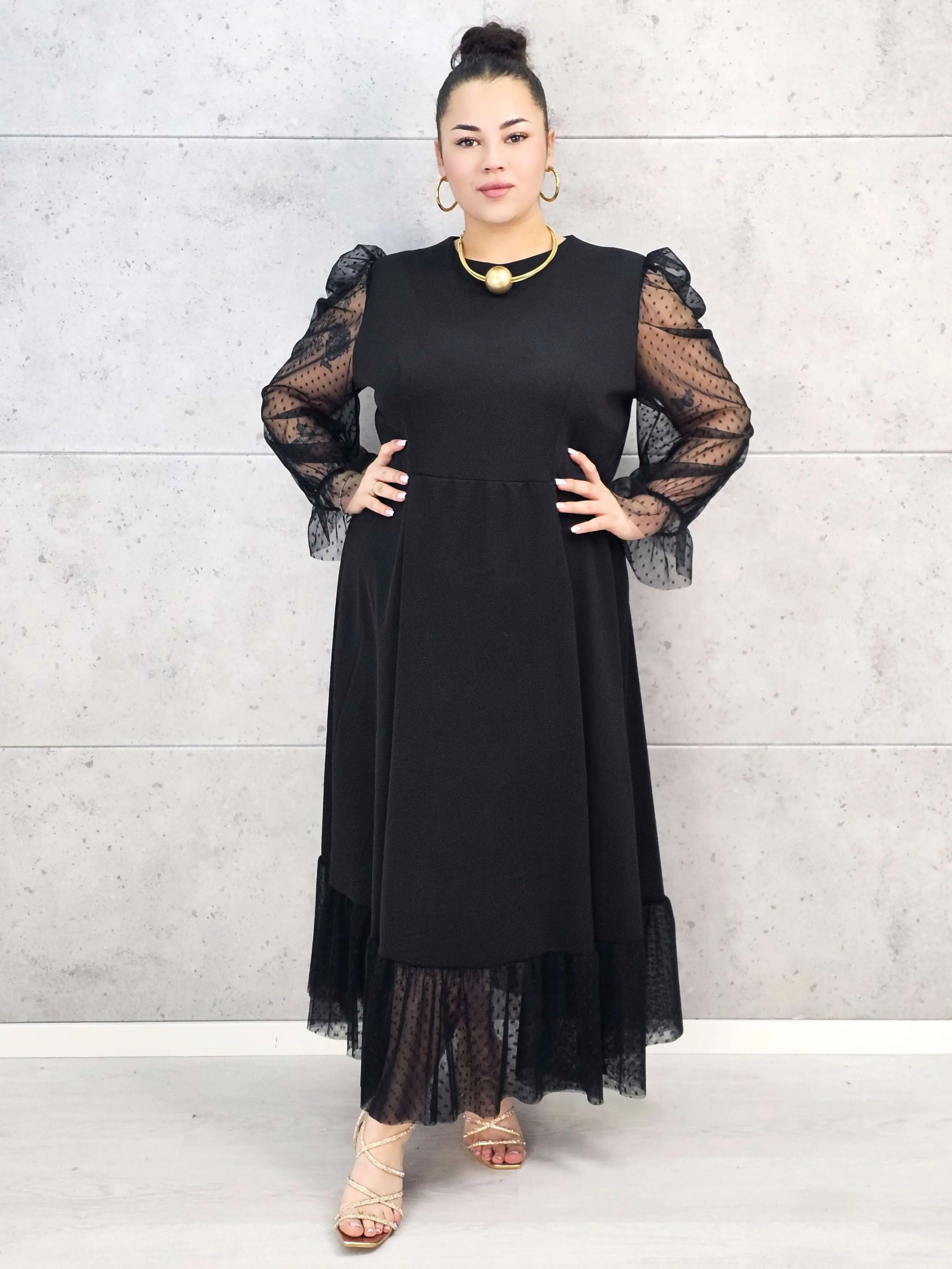Sukienka plus size czarna maxi z transparentnymi rękawami – elegancja i lekkość