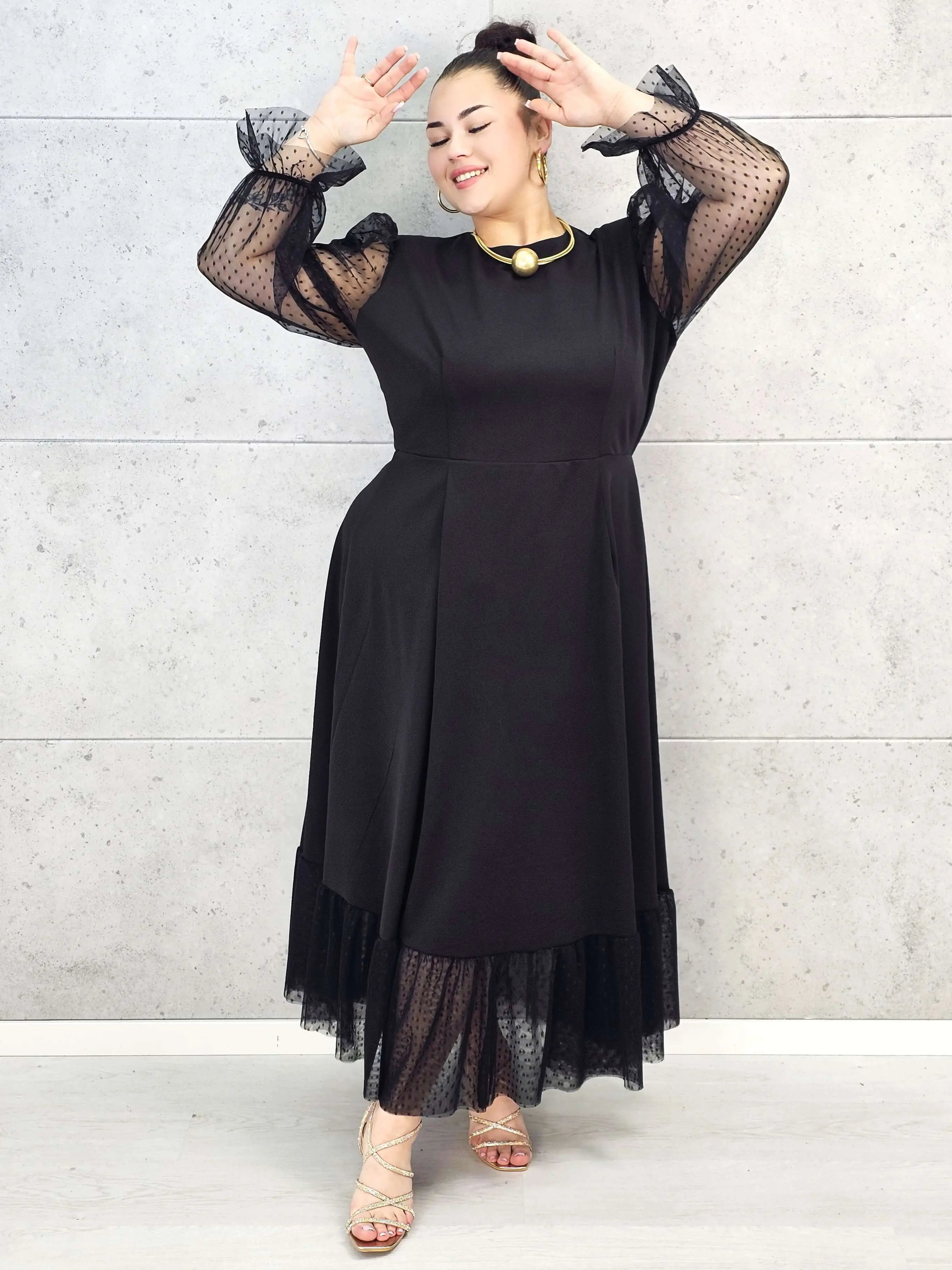 Sukienka plus size czarna maxi z transparentnymi rękawami – elegancja i lekkość - Image 2