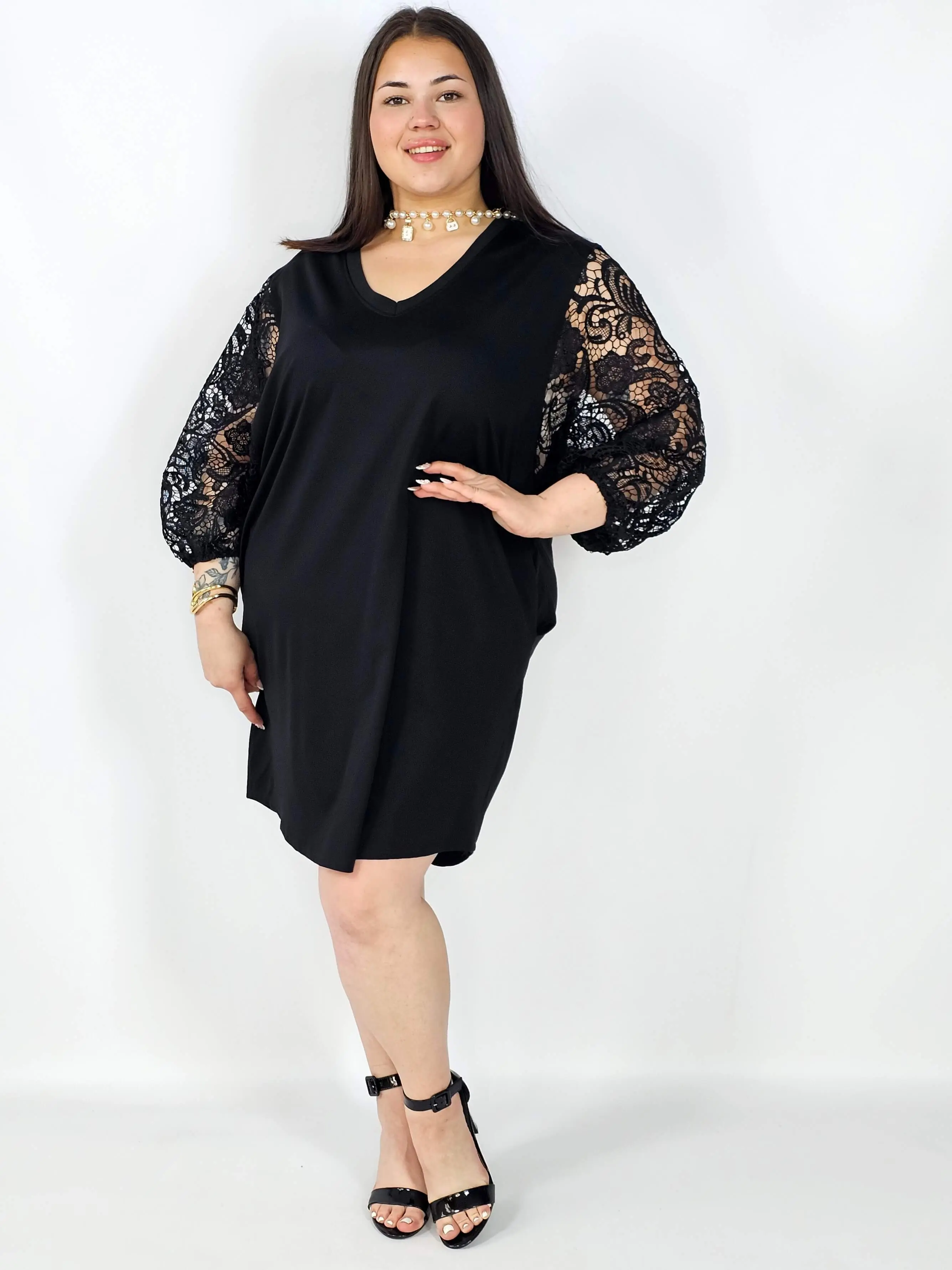 Sukienka plus size czarna z koronkowymi rękawami – klasyka z eleganckim detalem