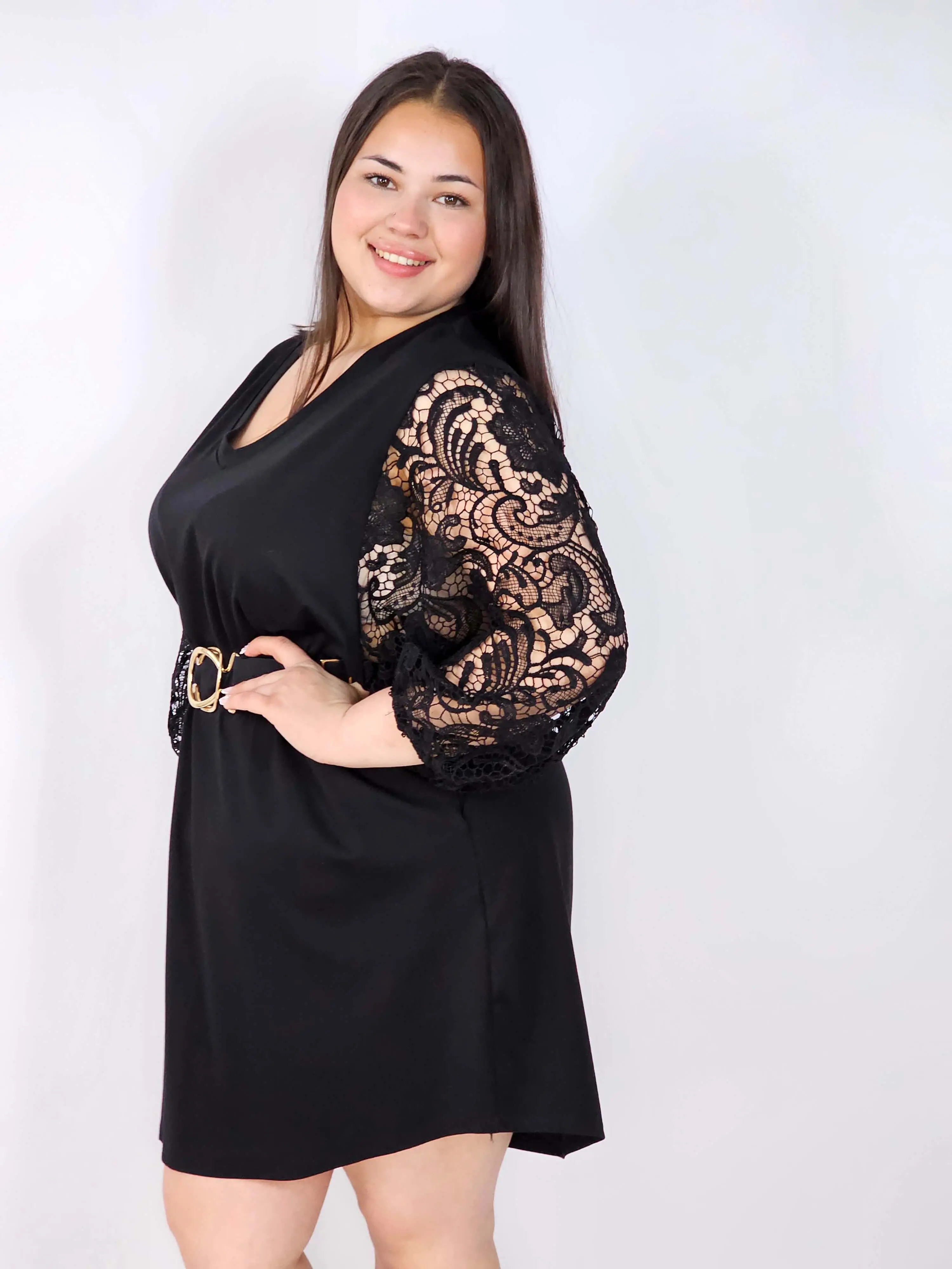 Sukienka plus size czarna z koronkowymi rękawami – klasyka z eleganckim detalem - Image 10