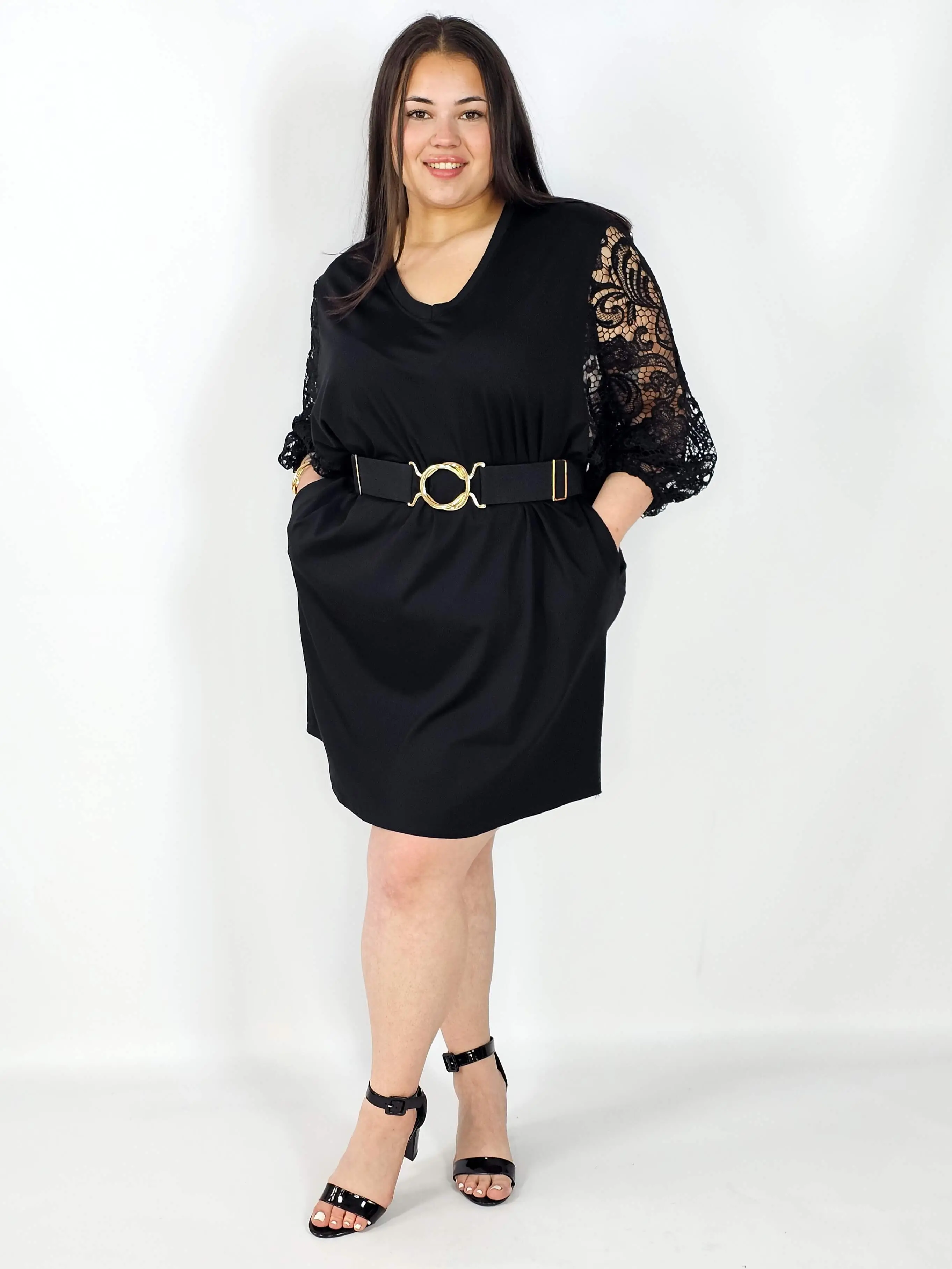 Sukienka plus size czarna z koronkowymi rękawami – klasyka z eleganckim detalem - Image 2