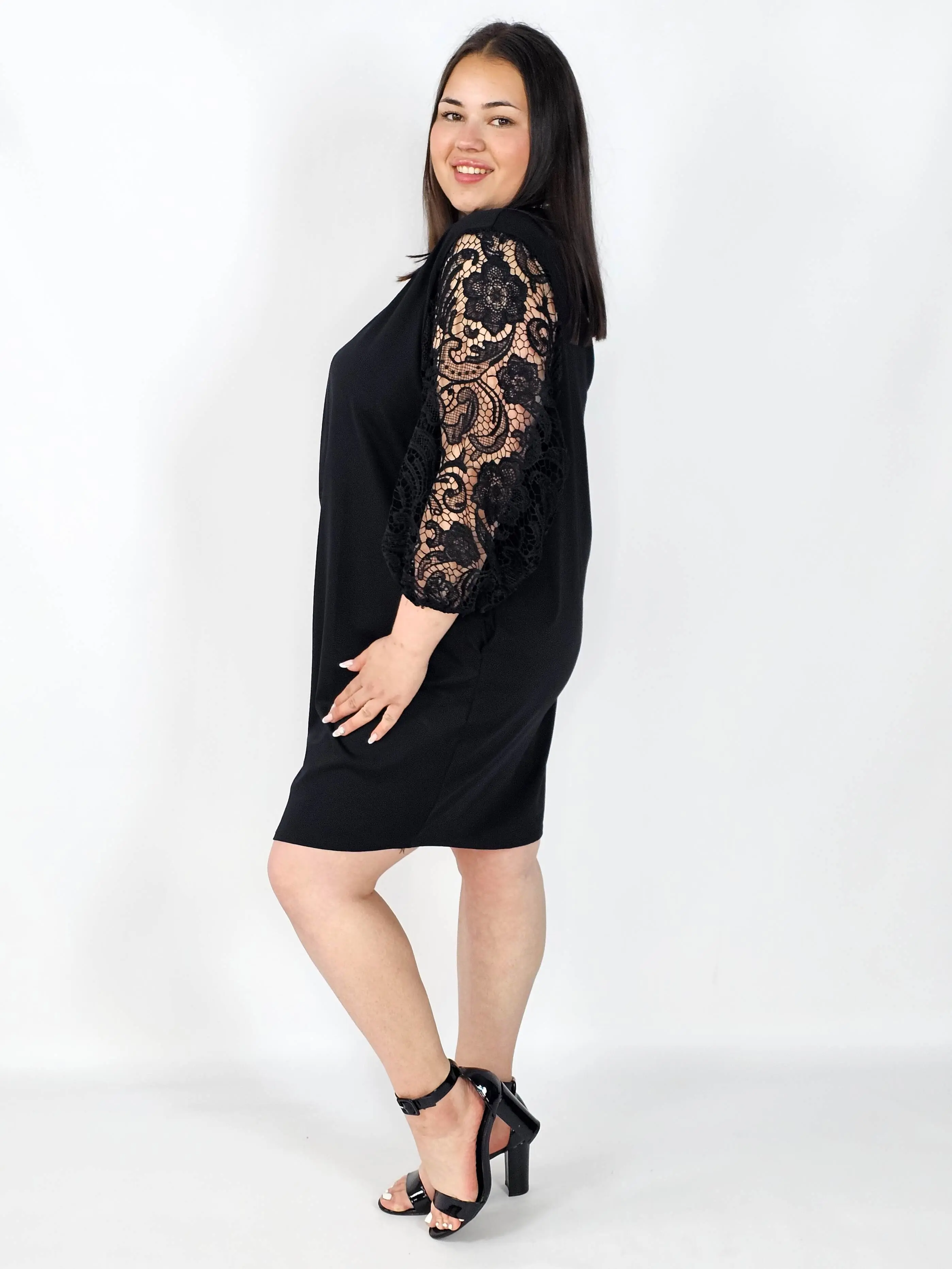 Sukienka plus size czarna z koronkowymi rękawami – klasyka z eleganckim detalem - Image 3