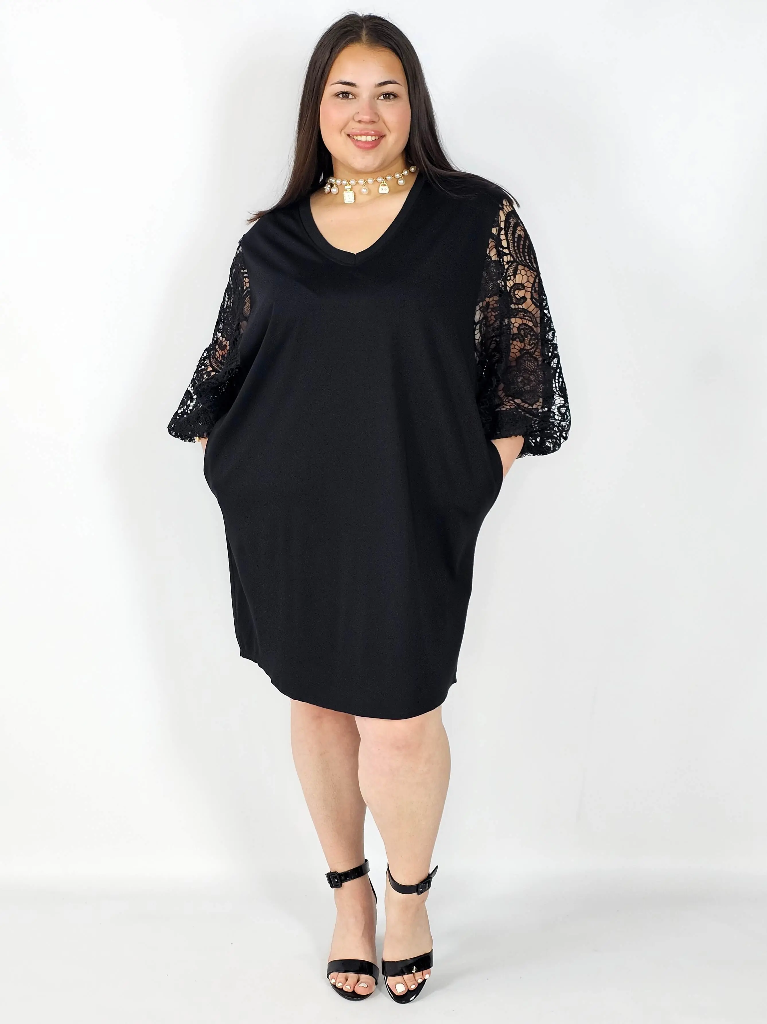 Sukienka plus size czarna z koronkowymi rękawami – klasyka z eleganckim detalem - Image 4