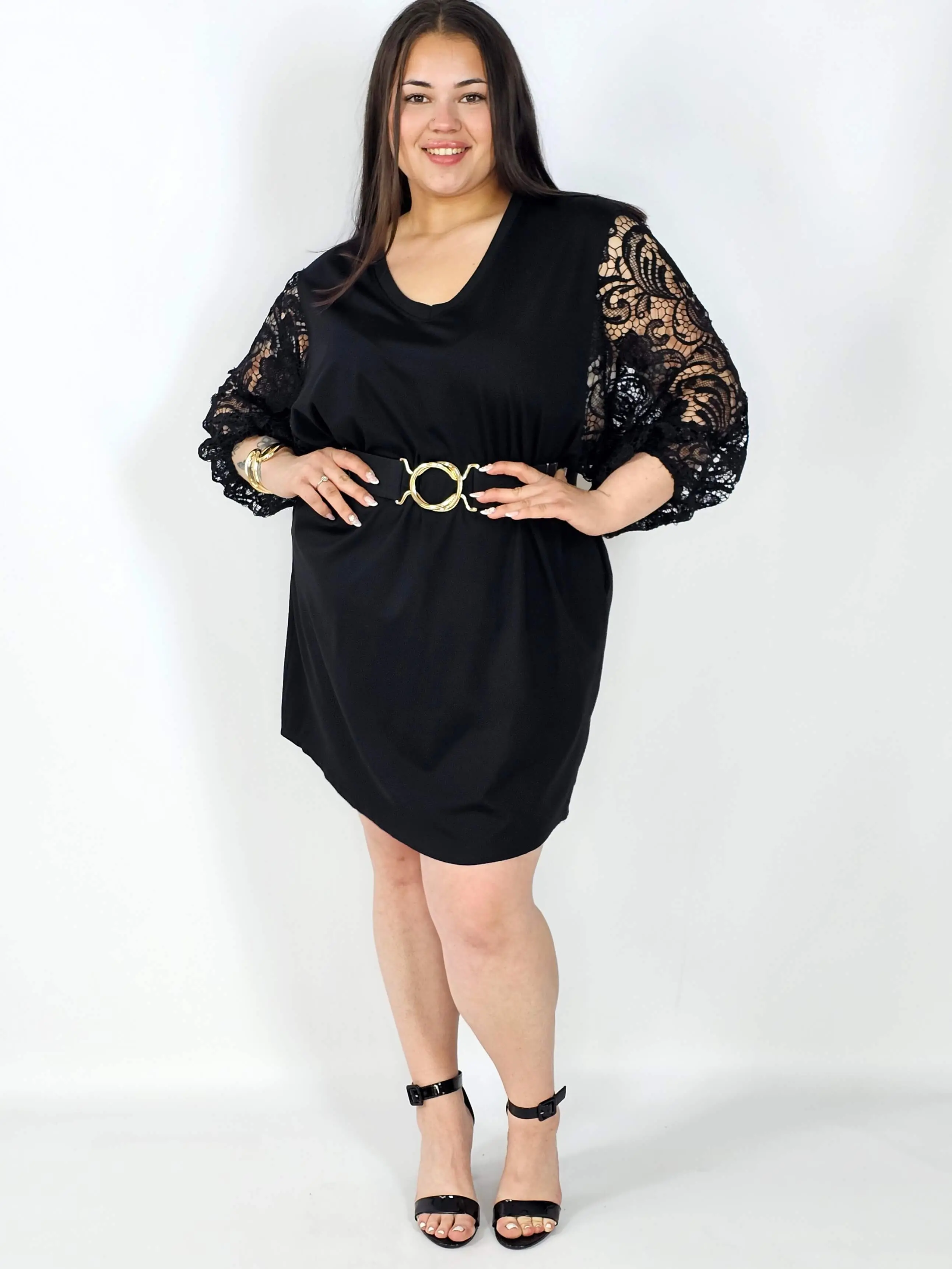 Sukienka plus size czarna z koronkowymi rękawami – klasyka z eleganckim detalem - Image 5