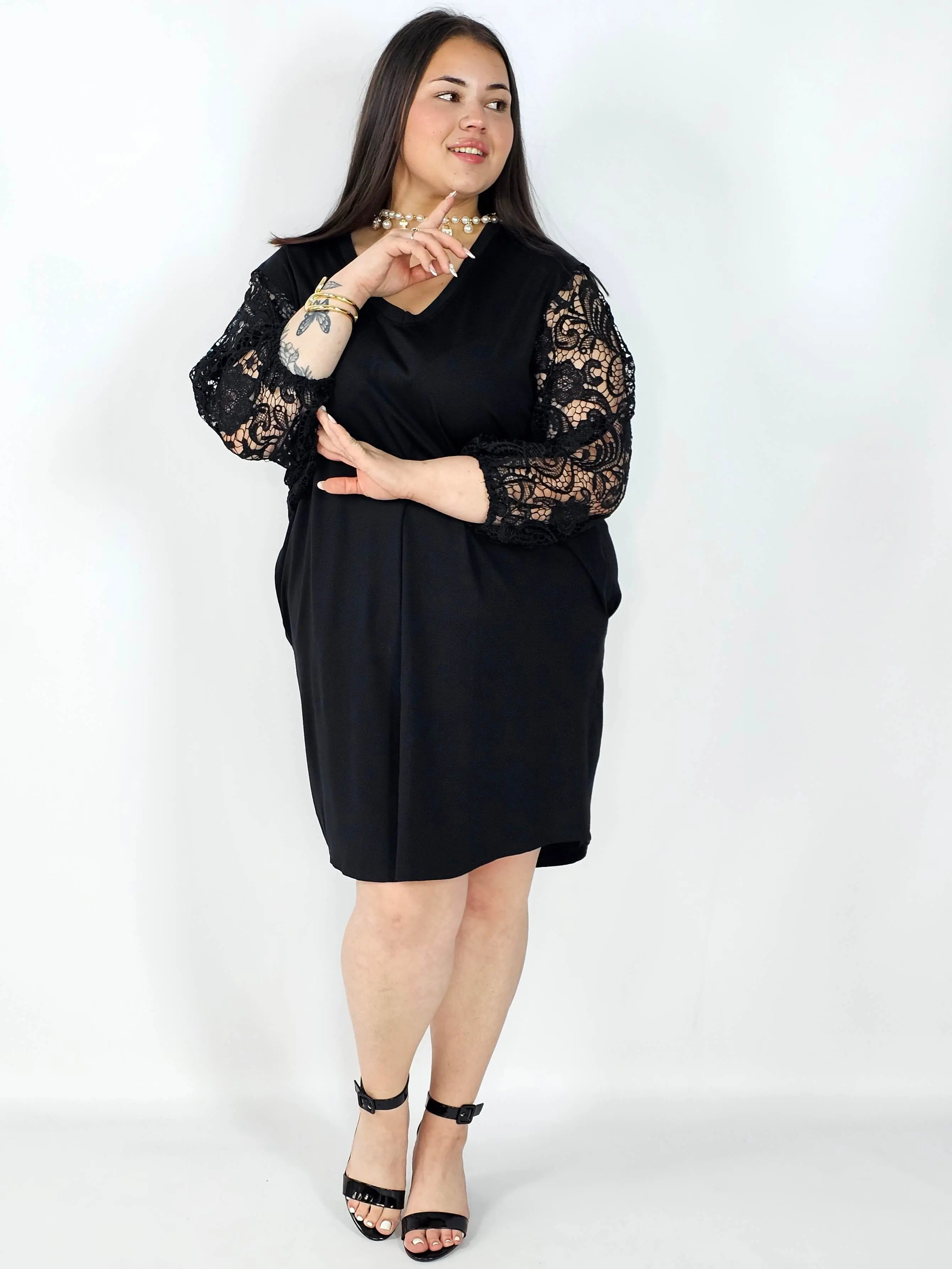 Sukienka plus size czarna z koronkowymi rękawami – klasyka z eleganckim detalem - Image 6