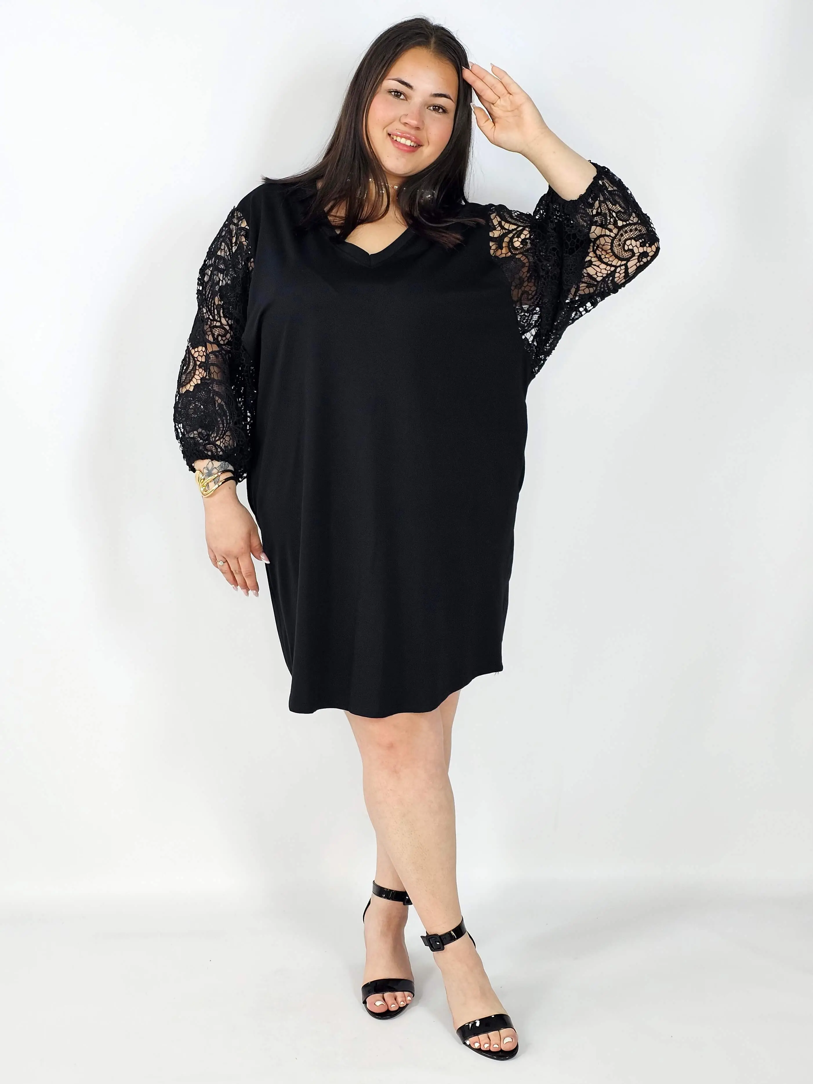 Sukienka plus size czarna z koronkowymi rękawami – klasyka z eleganckim detalem - Image 7