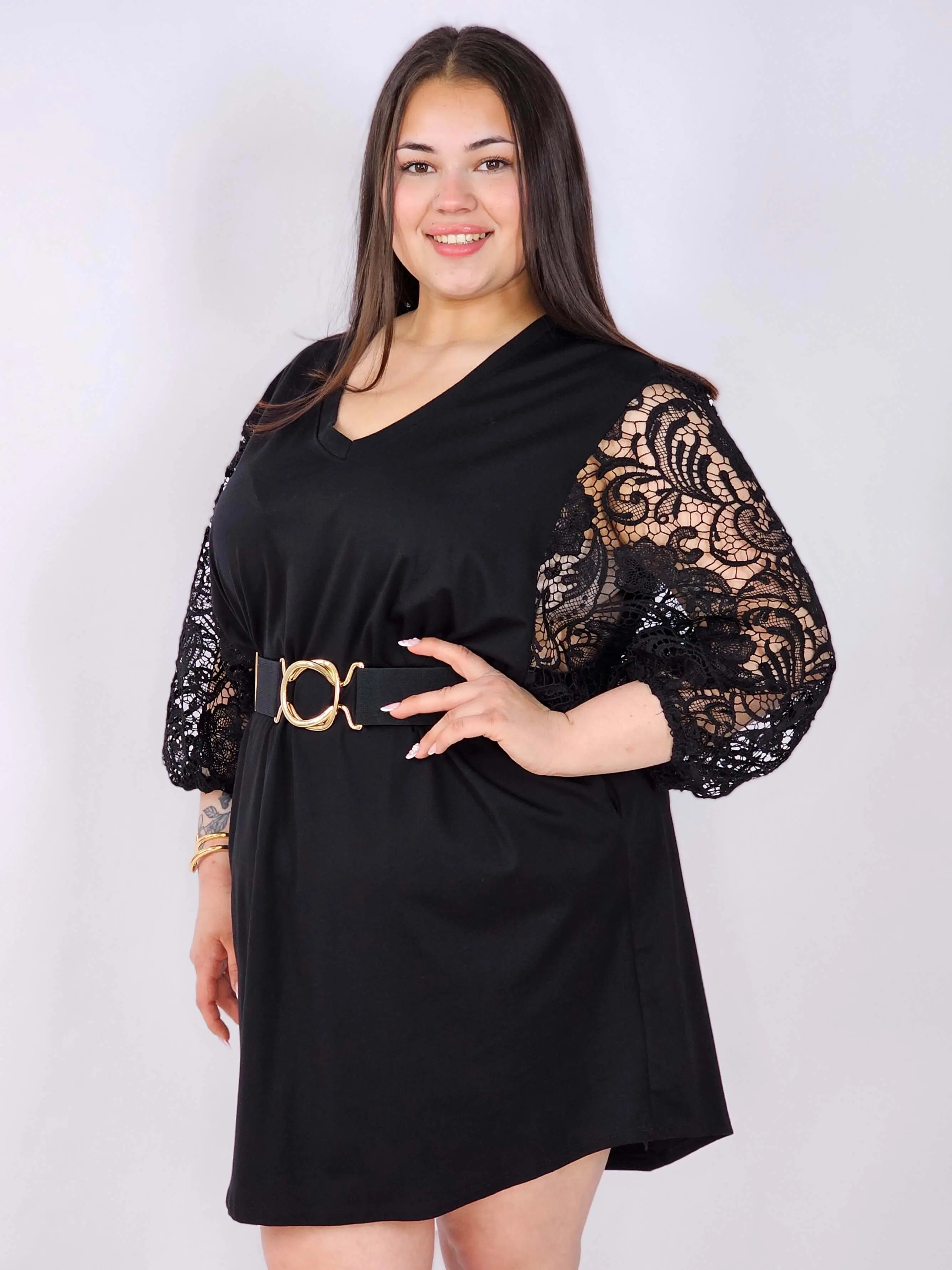 Sukienka plus size czarna z koronkowymi rękawami – klasyka z eleganckim detalem - Image 9