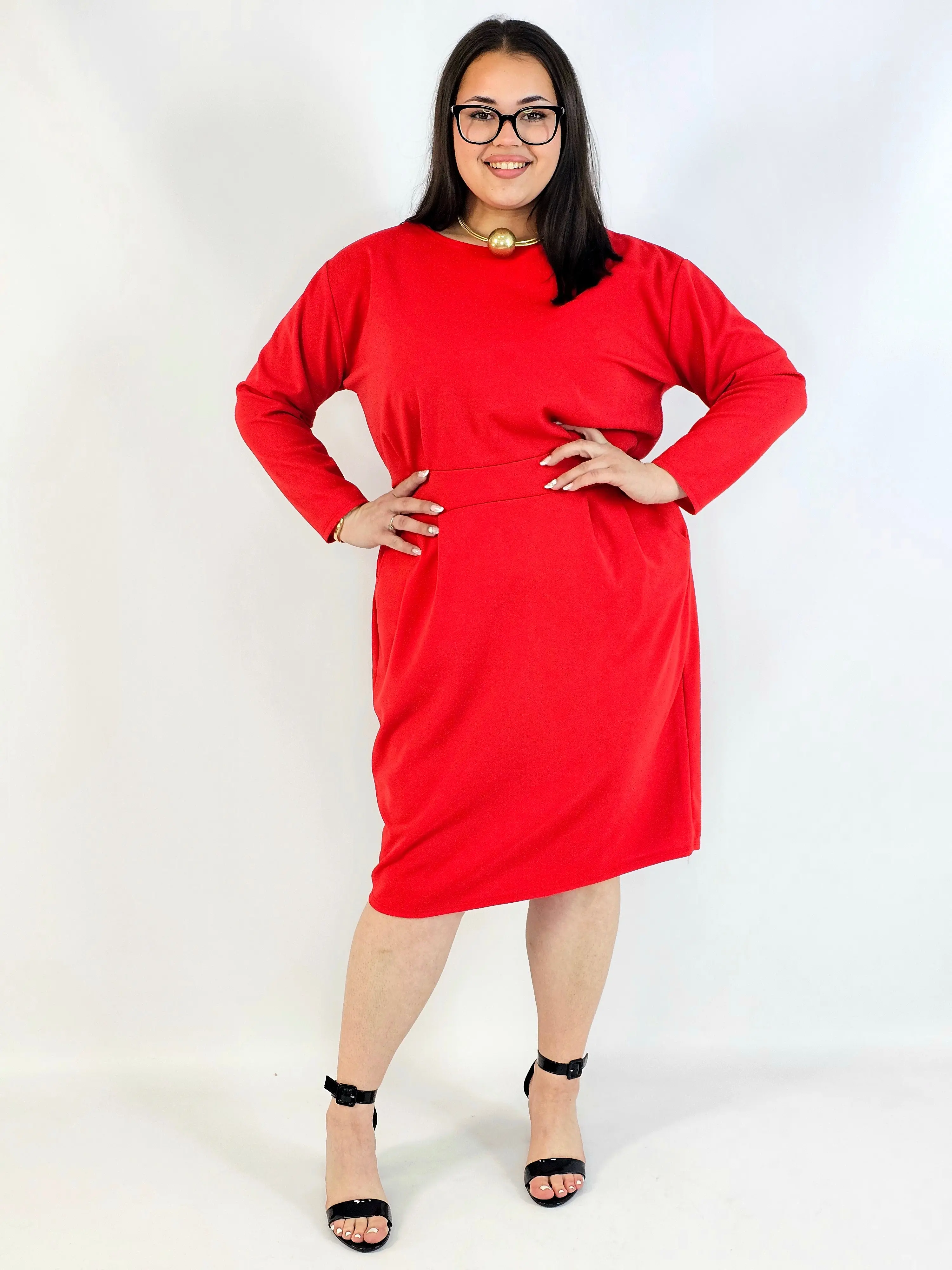 Sukienka plus size czerwona elegancka z długim rękawem - Image 3