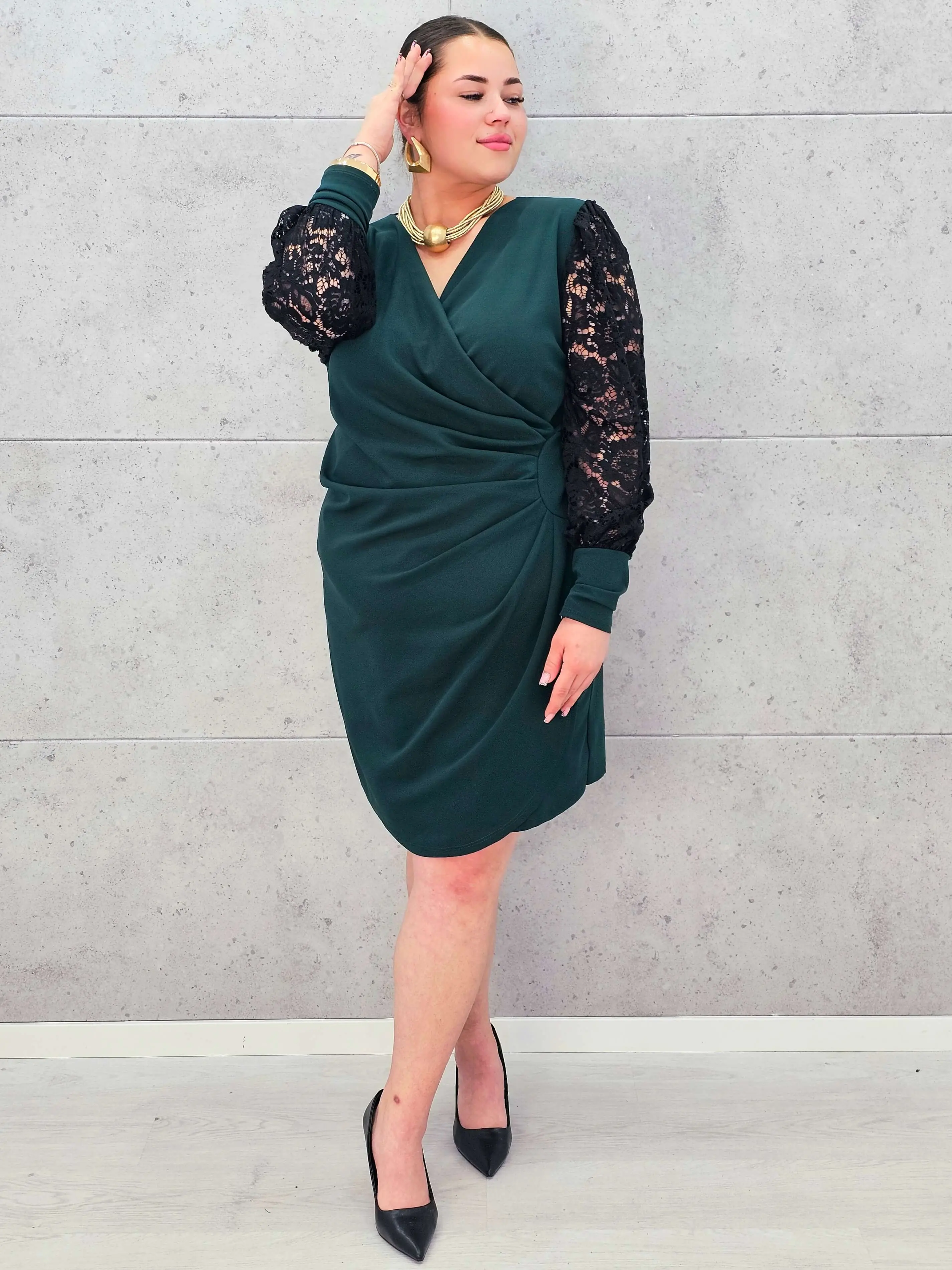 Sukienka Plus Size Elegancka Z Drapowaniem I Koronkowymi Rękawami - Image 10