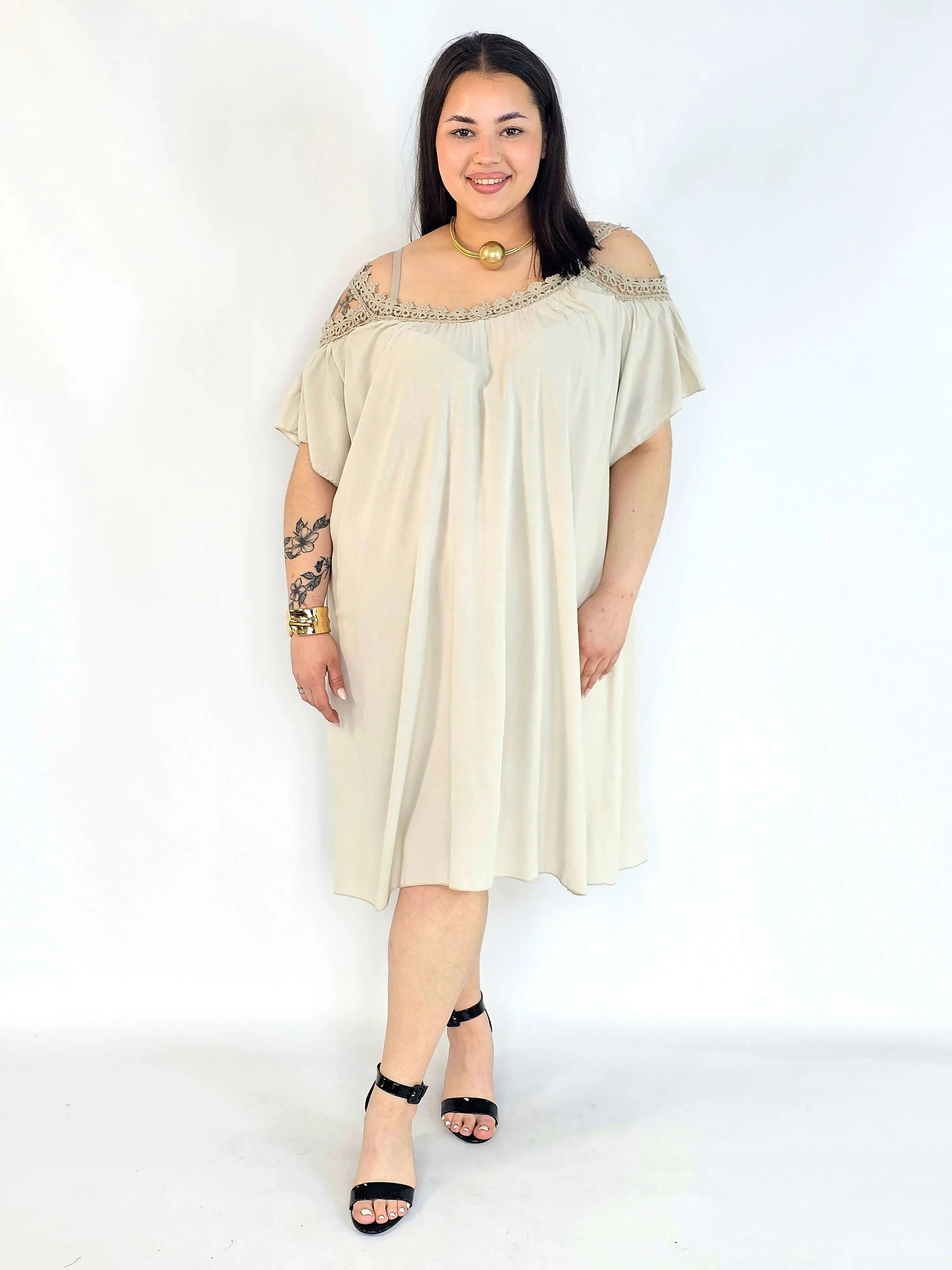 Sukienka plus size hiszpanka beżowa – elegancka sukienka XXL damska