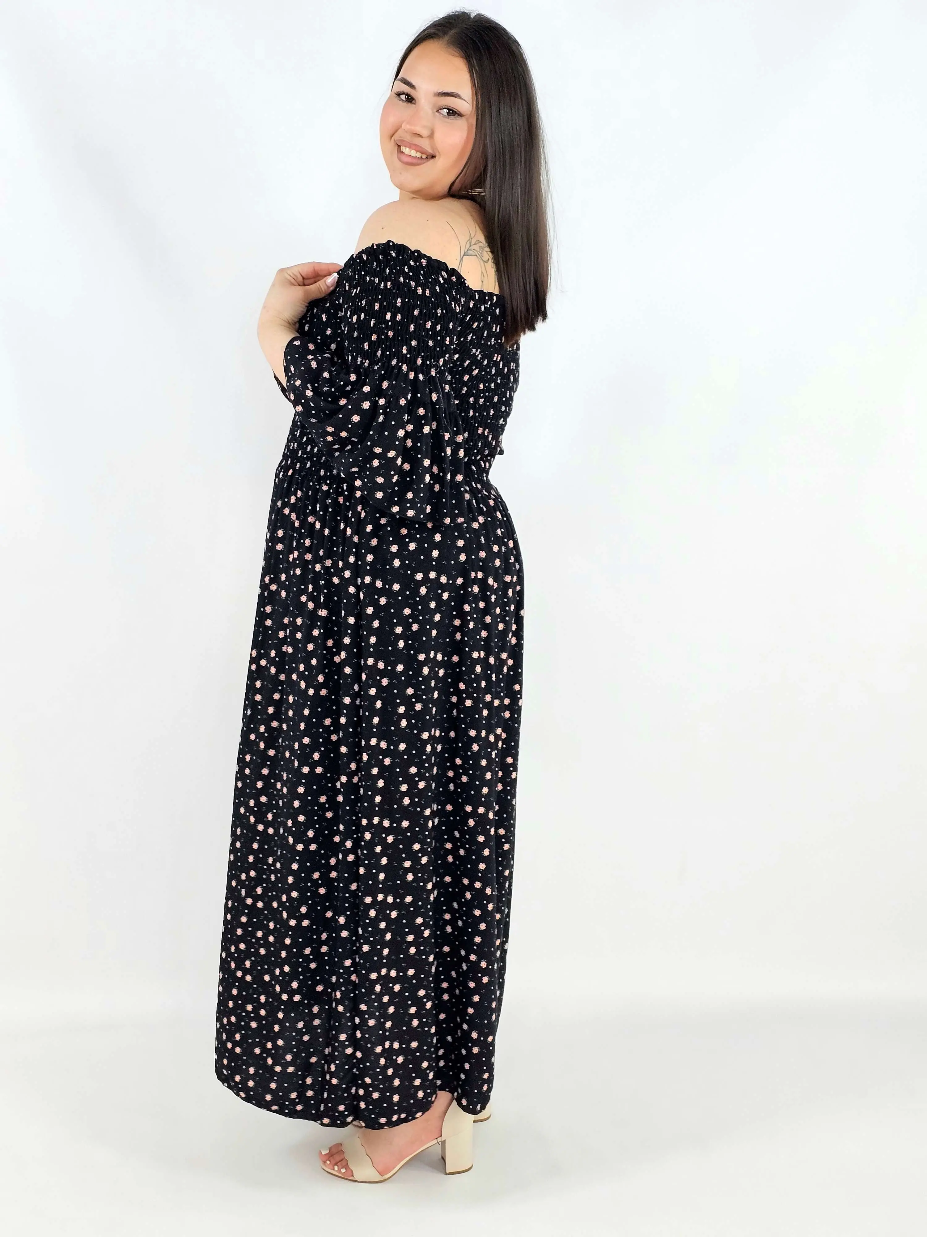 Sukienka plus size hiszpanka czarna w drobne kwiaty XXL – elegancja na komunię i wesele - Image 2