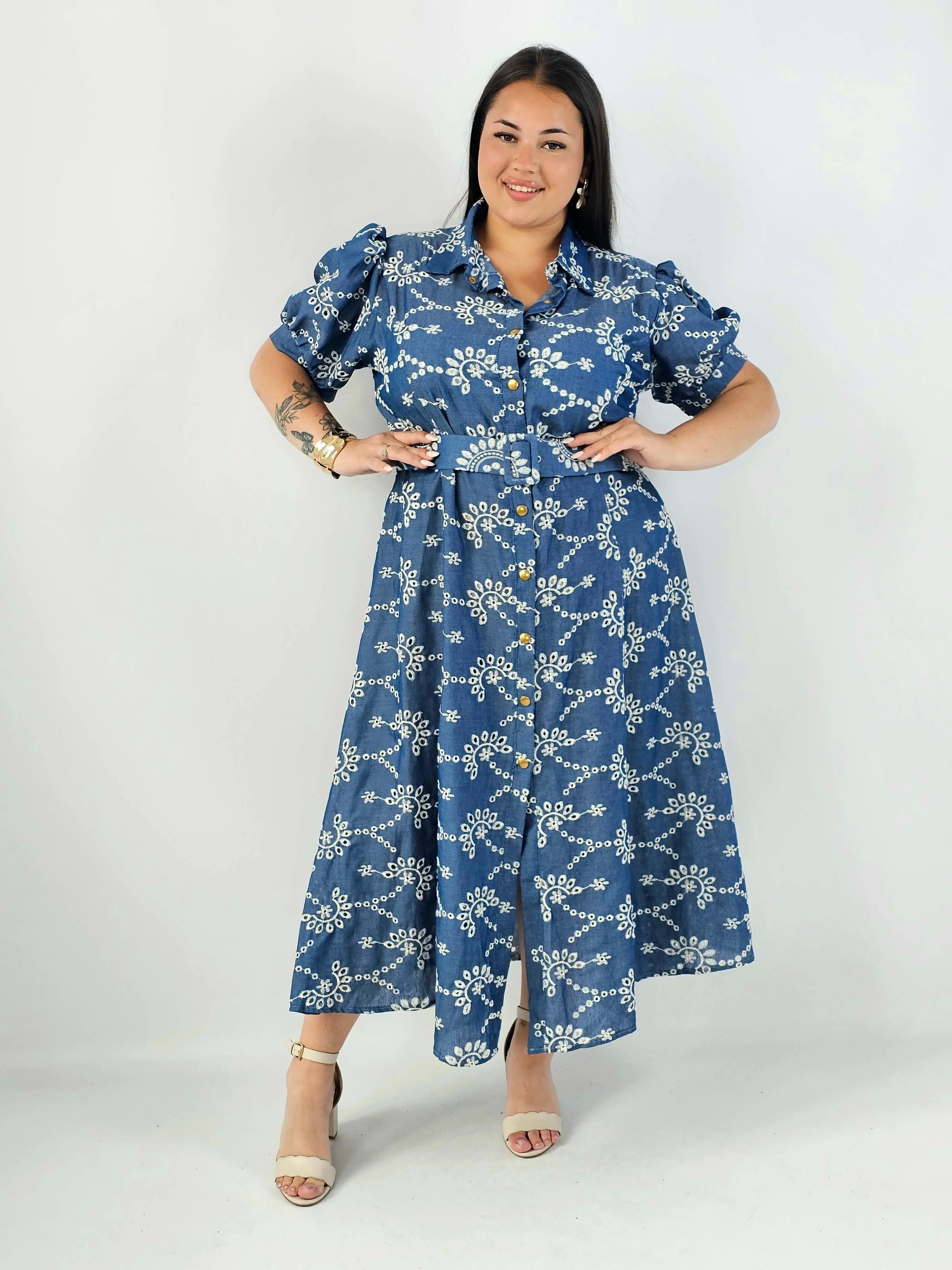Sukienka plus size jeansowa z dekoracyjnym haftem – swoboda i kobiecość w wersji midi - Image 3
