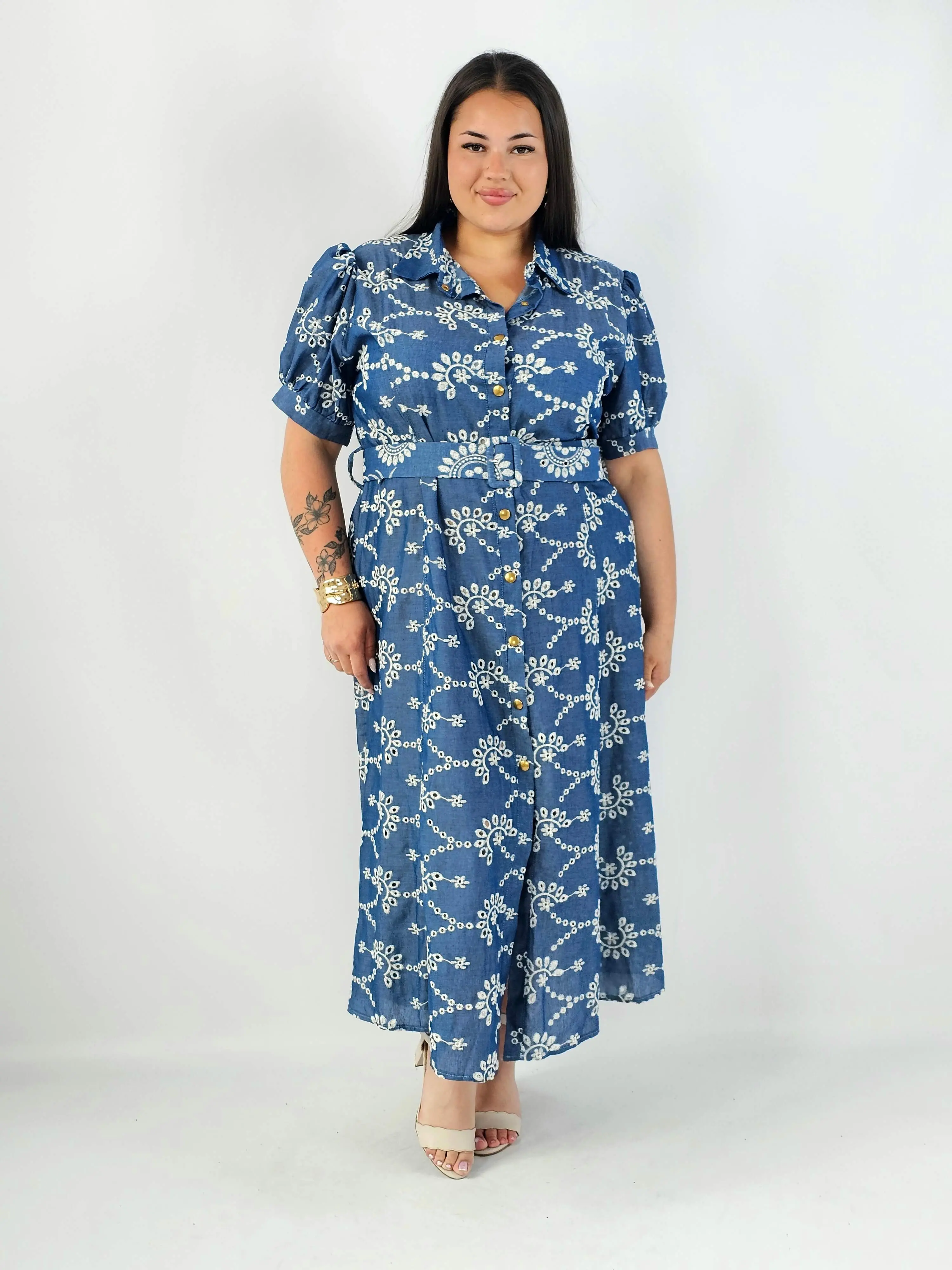 Sukienka plus size jeansowa z dekoracyjnym haftem – swoboda i kobiecość w wersji midi - Image 8