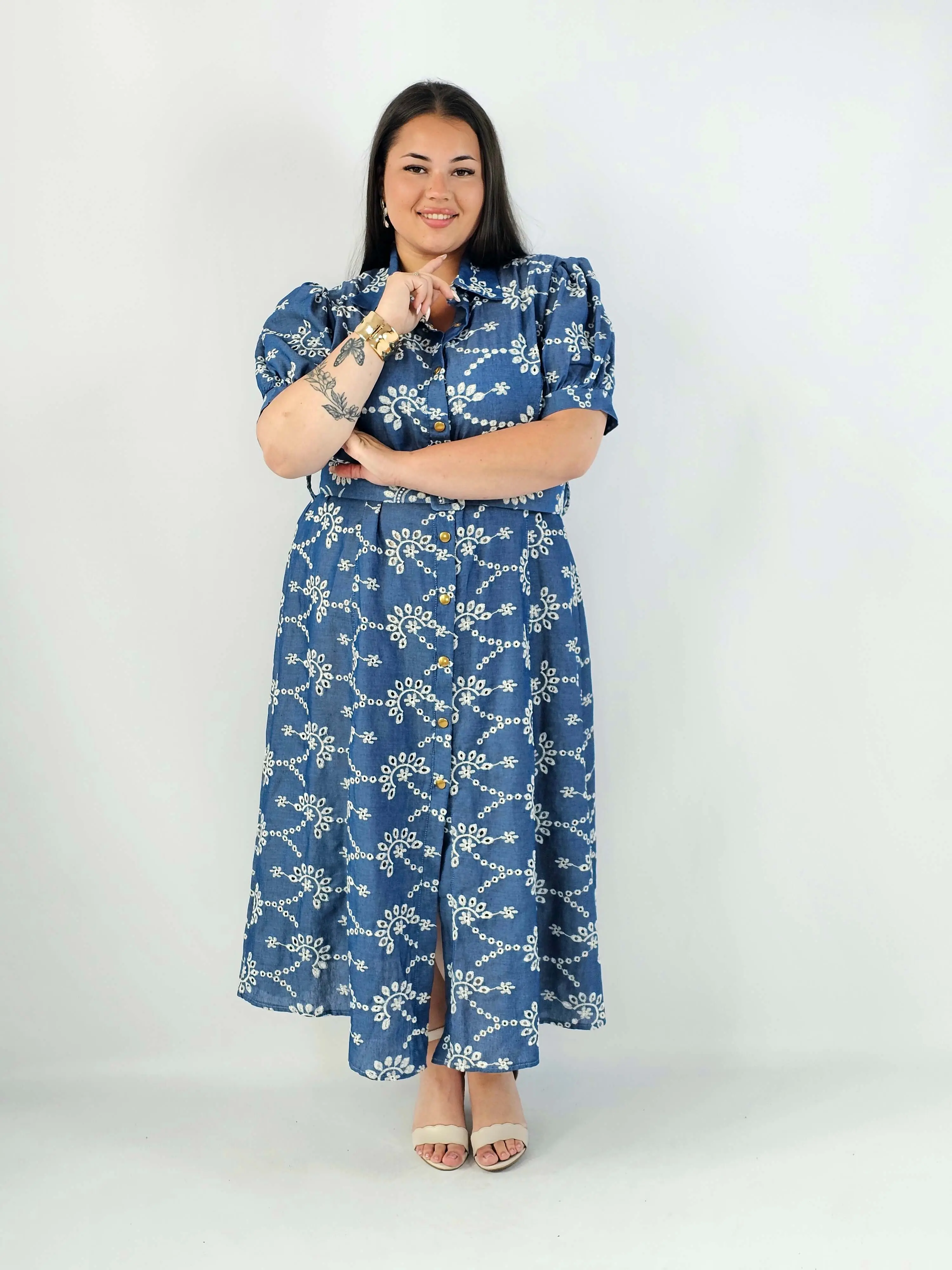 Sukienka plus size jeansowa z dekoracyjnym haftem – swoboda i kobiecość w wersji midi - Image 9