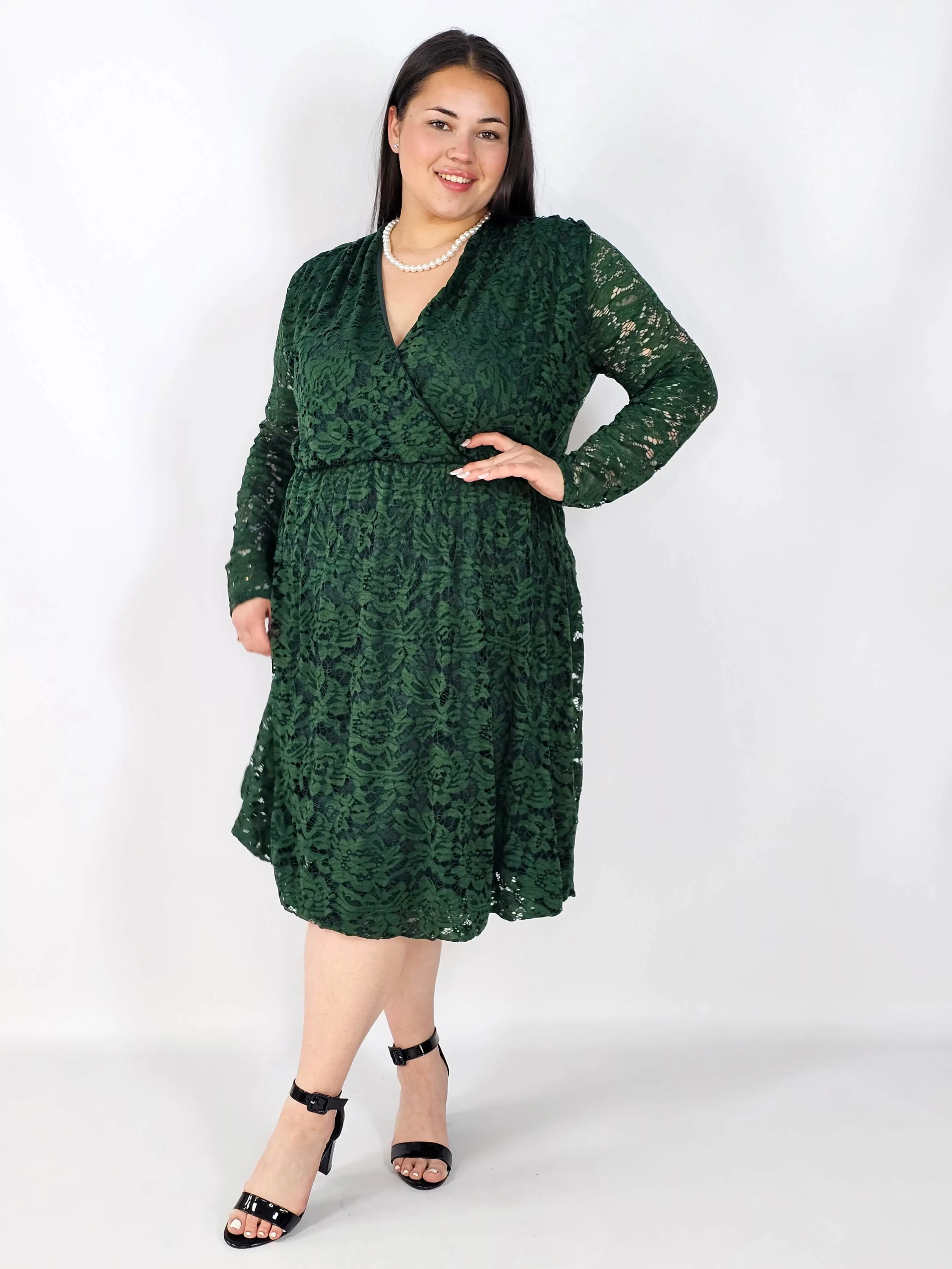 Sukienka plus size – kobiecy styl, elegancja i wygoda w jednym - Image 11