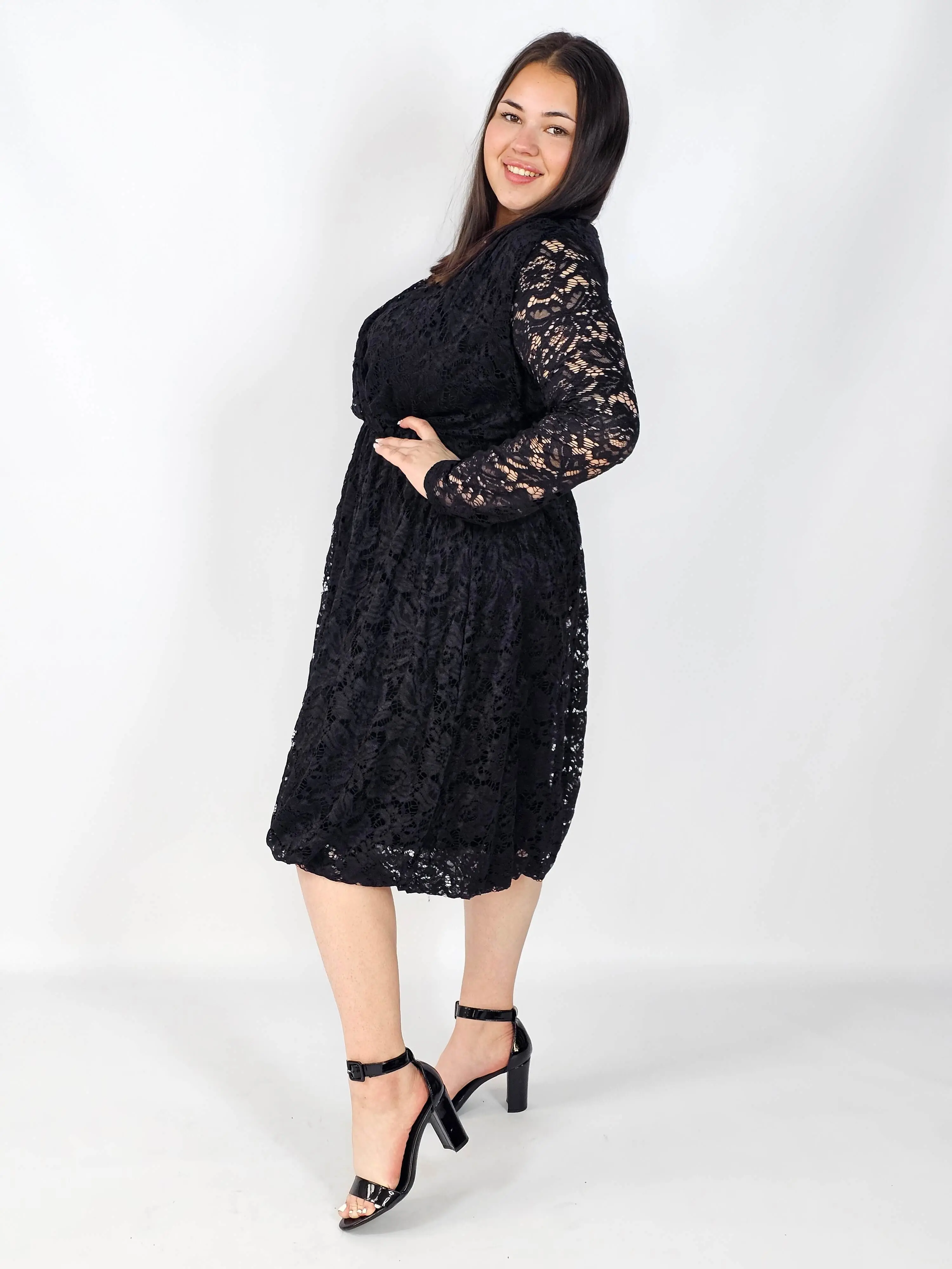 Sukienka plus size – kobiecy styl, elegancja i wygoda w jednym - Image 14