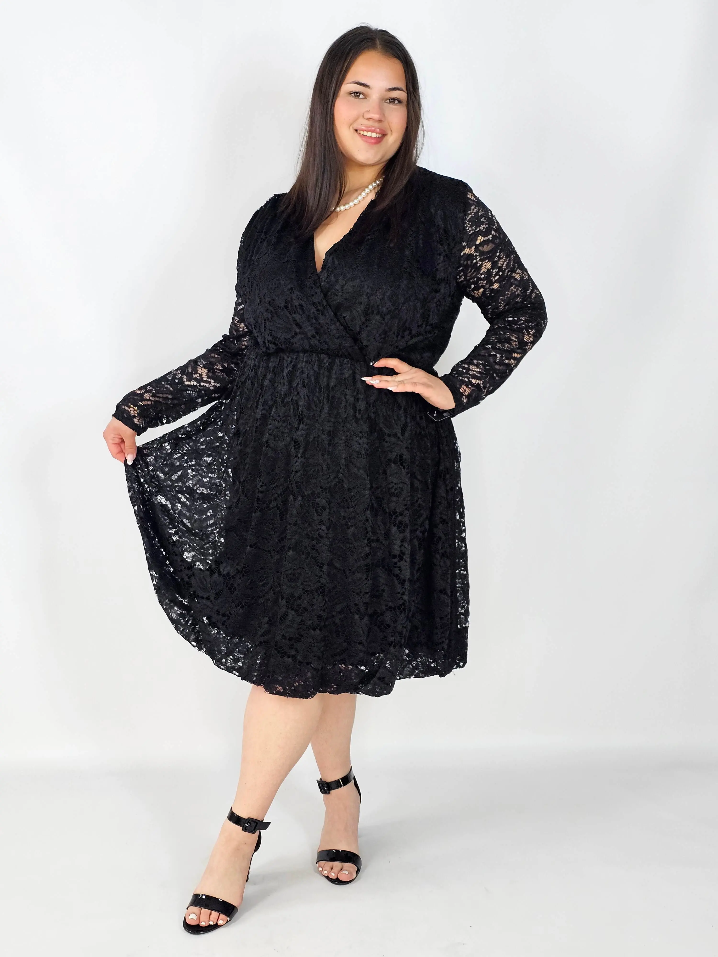 Sukienka plus size – kobiecy styl, elegancja i wygoda w jednym - Image 2