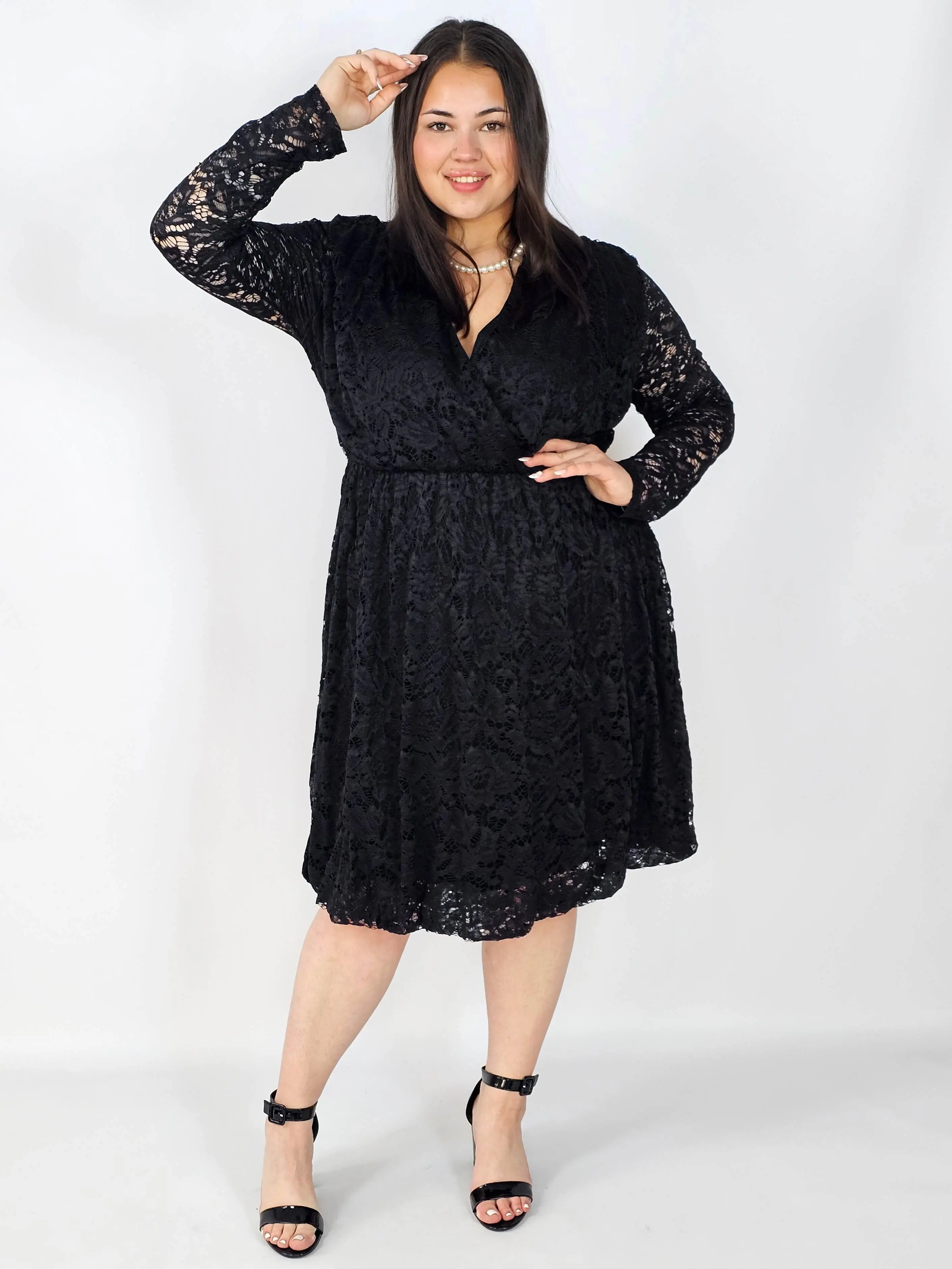 Sukienka plus size – kobiecy styl, elegancja i wygoda w jednym - Image 9