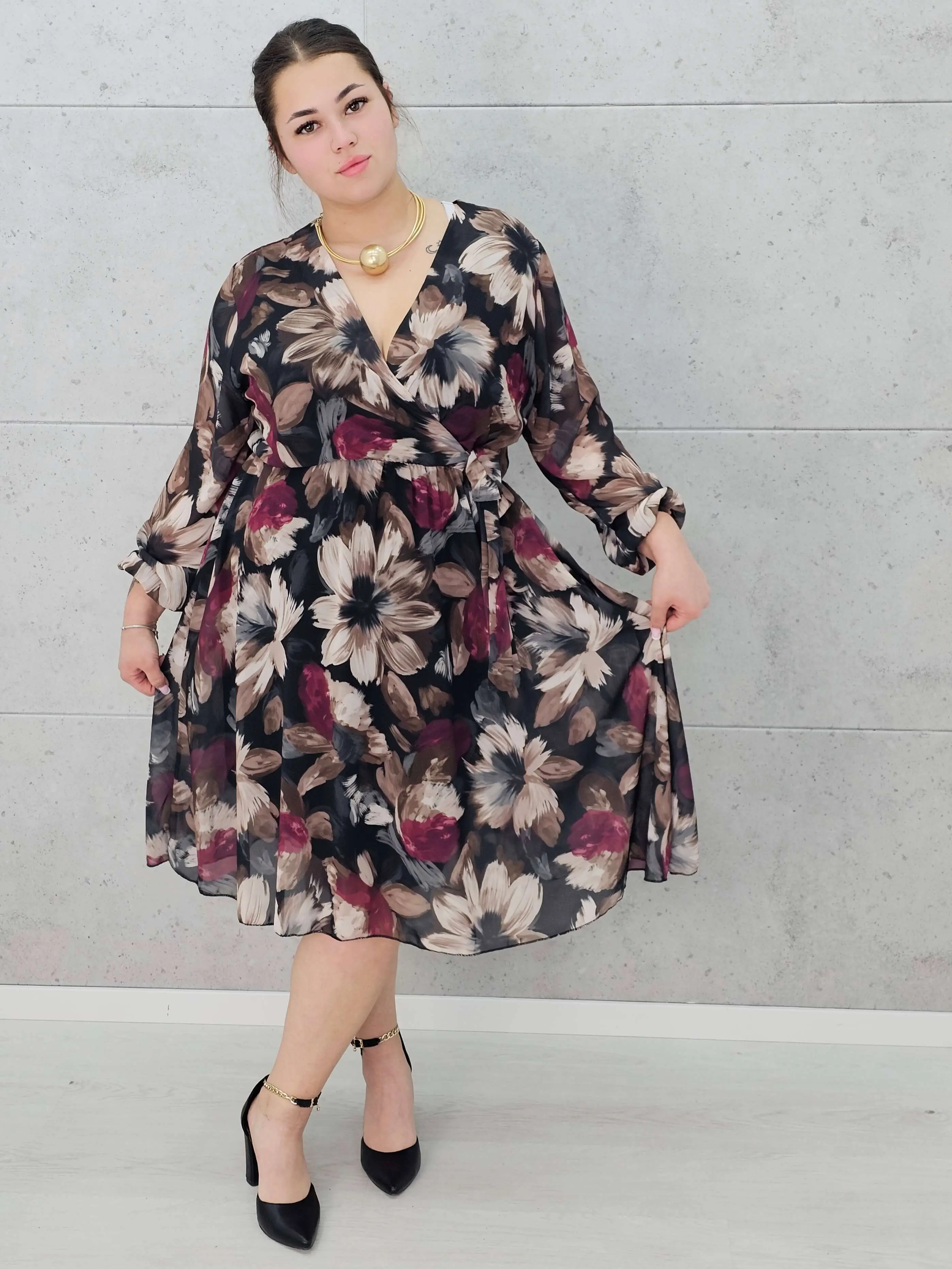 Sukienka plus size kopertowa w kwiaty – elegancka i zwiewna stylizacja XXL