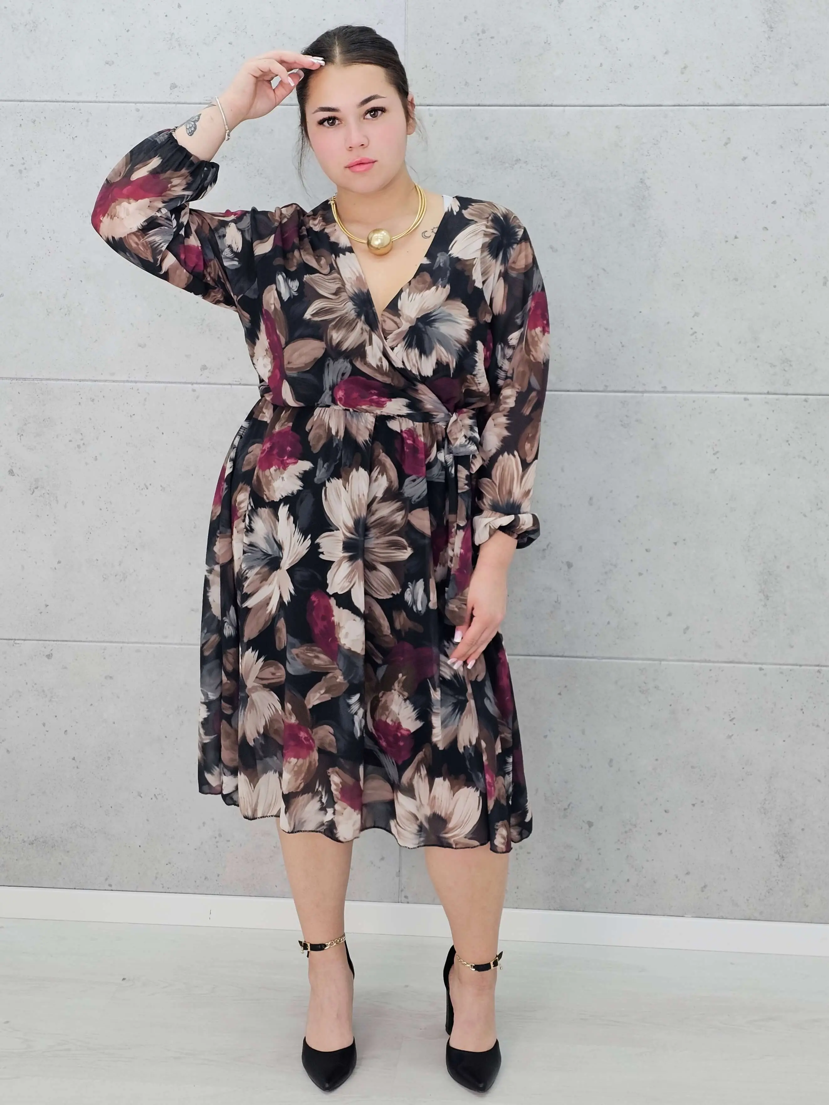 Sukienka plus size kopertowa w kwiaty – elegancka i zwiewna stylizacja XXL - Image 2