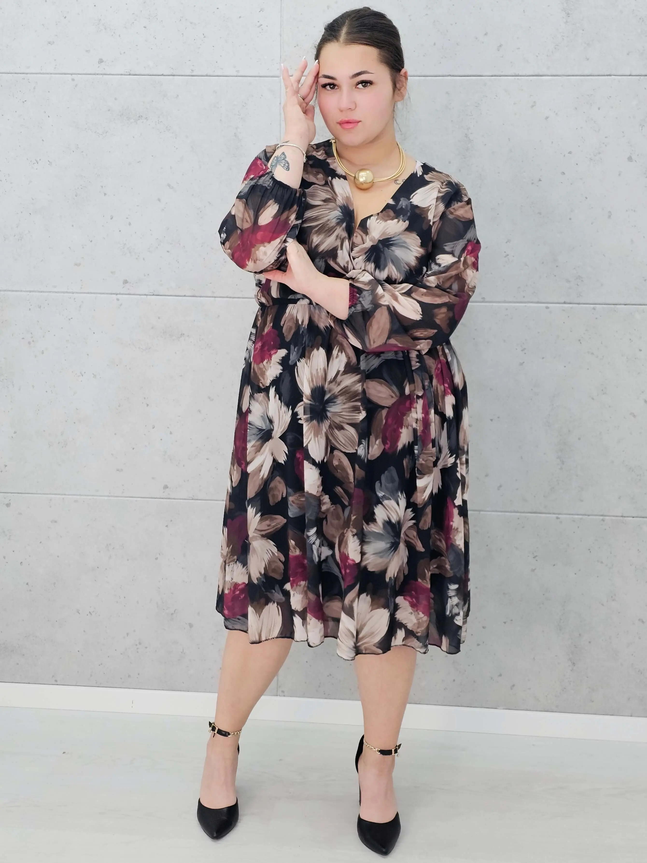 Sukienka plus size kopertowa w kwiaty – elegancka i zwiewna stylizacja XXL - Image 3