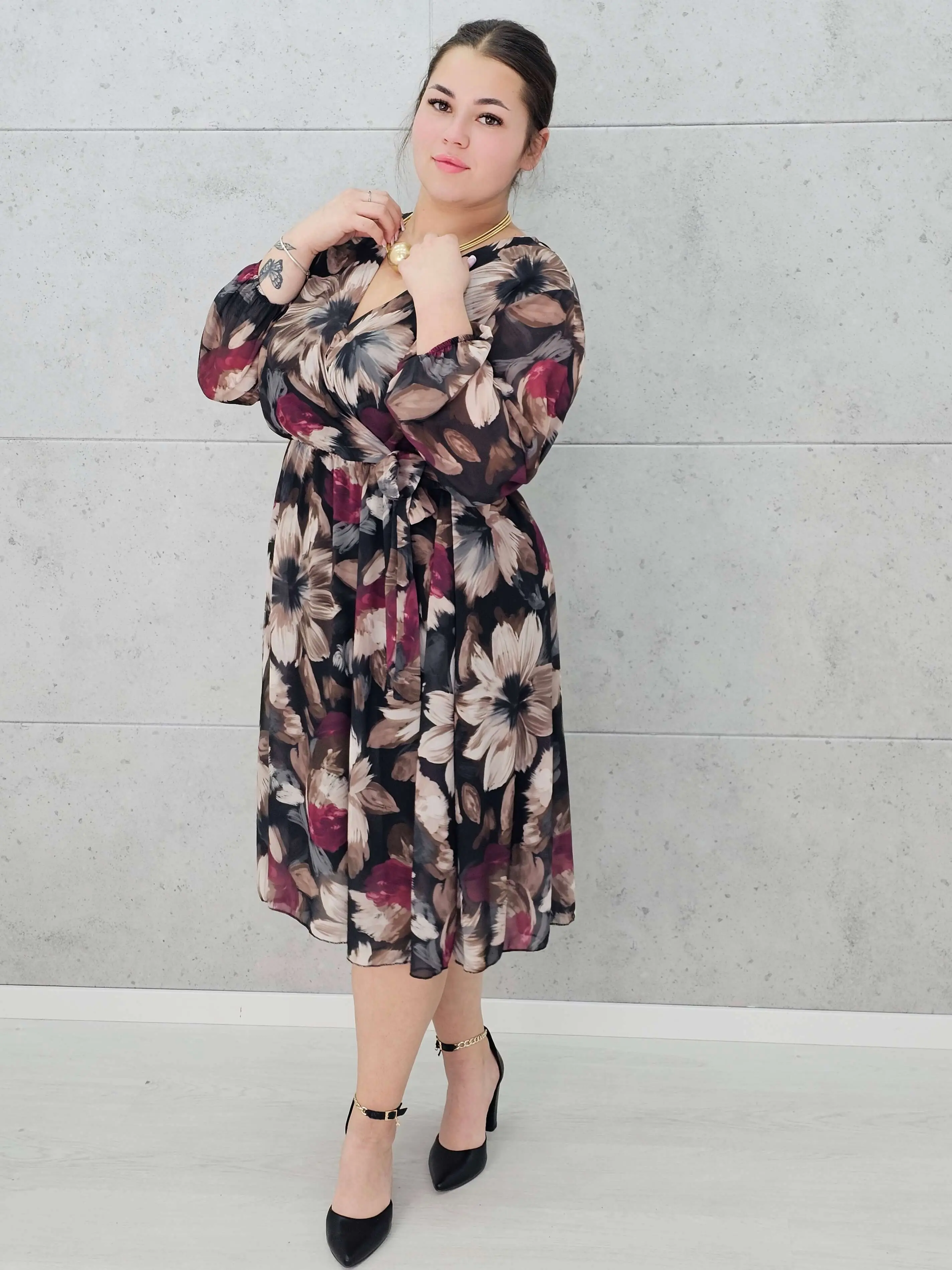 Sukienka plus size kopertowa w kwiaty – elegancka i zwiewna stylizacja XXL - Image 4