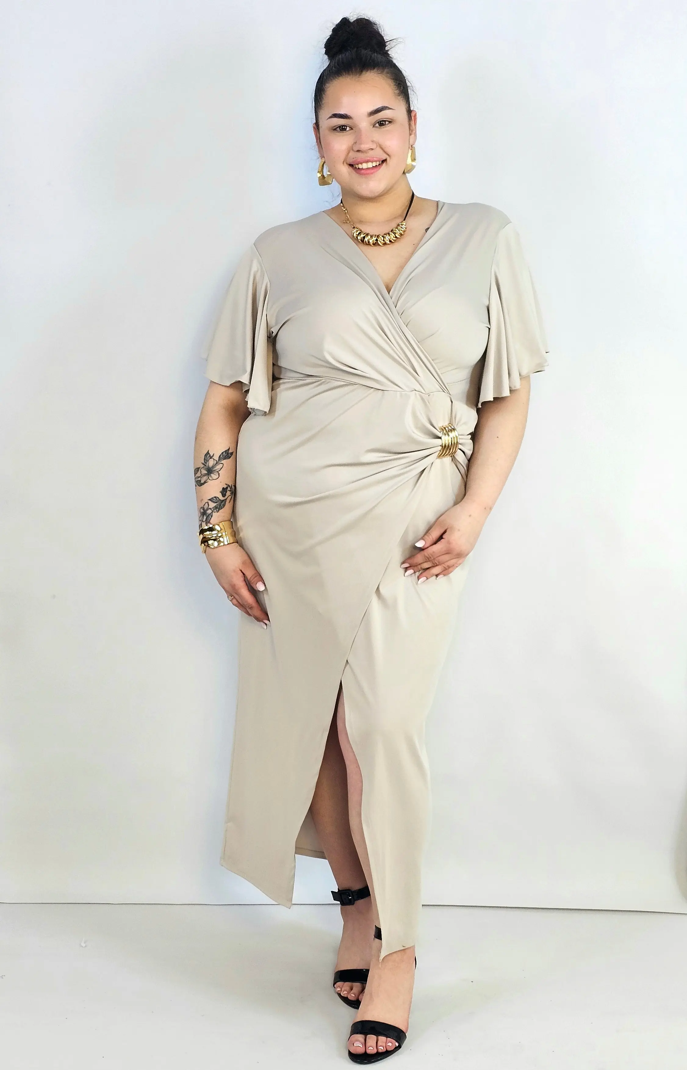 Sukienka plus size kopertowa z falbankowym rękawem – elegancja XXL - Image 2