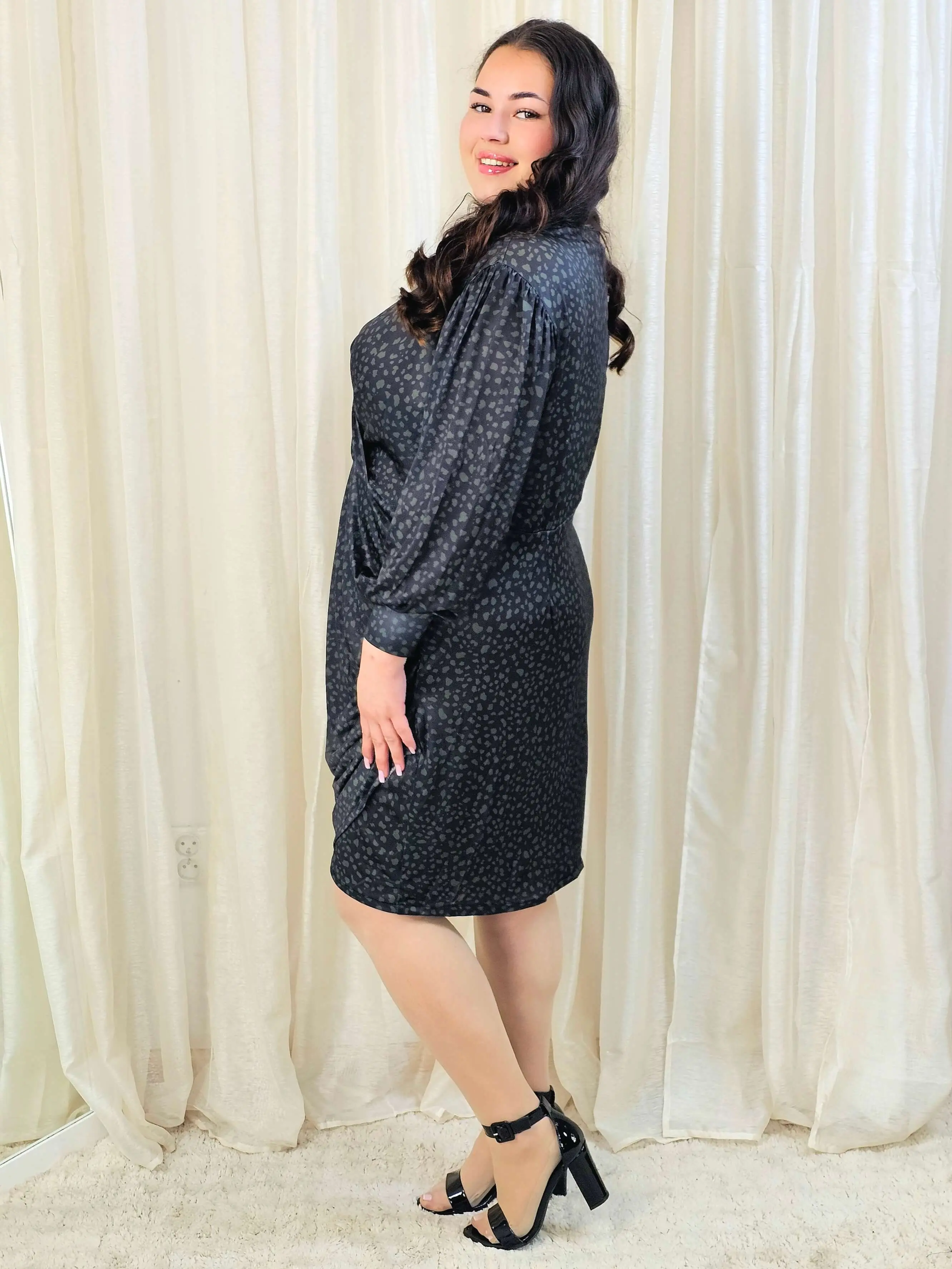 Sukienka plus size kopertowa z marszczeniem – elegancka mini XXL - Image 5