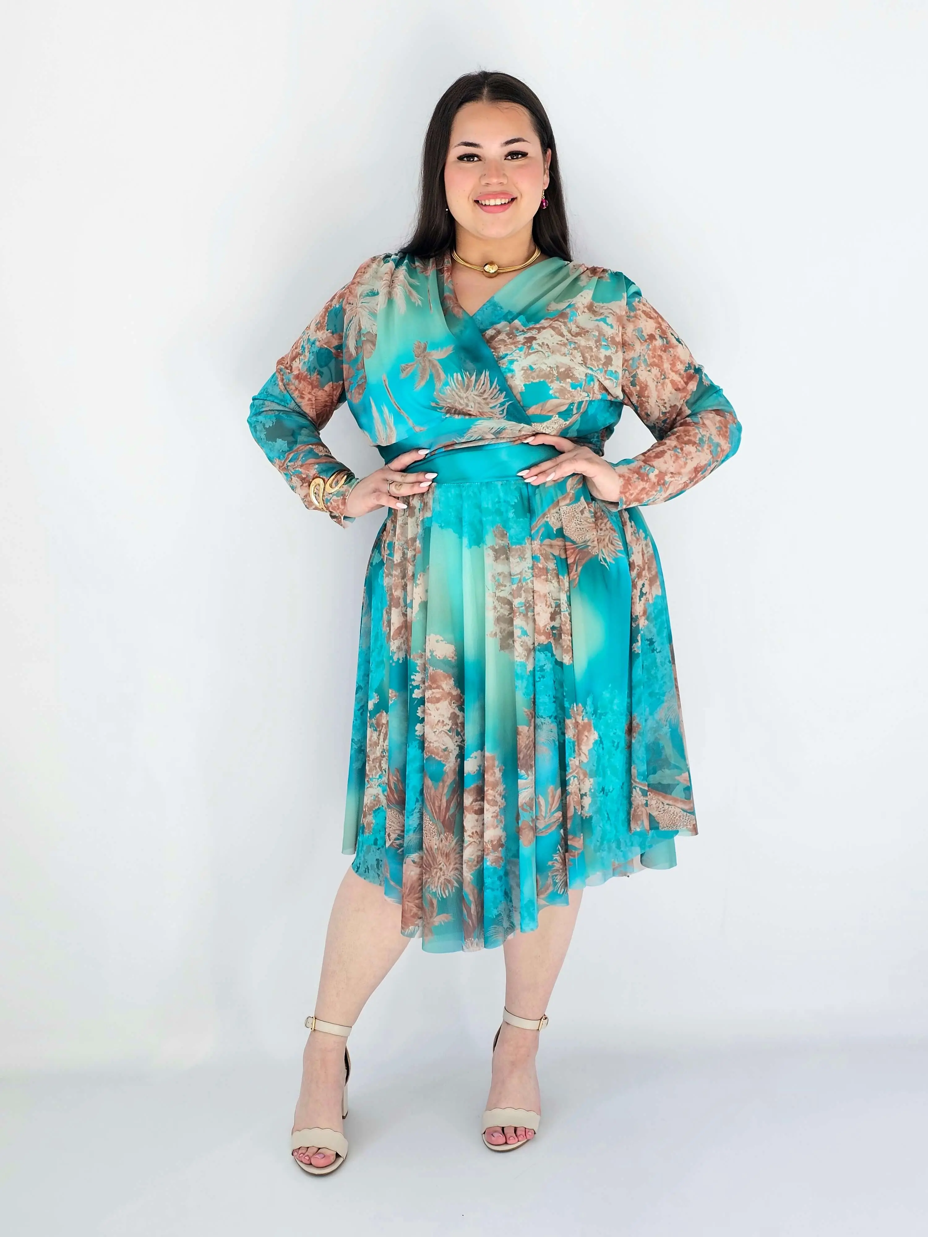 Sukienka Plus Size Kopertowa Z Rozkloszowanym Dołem - Image 2