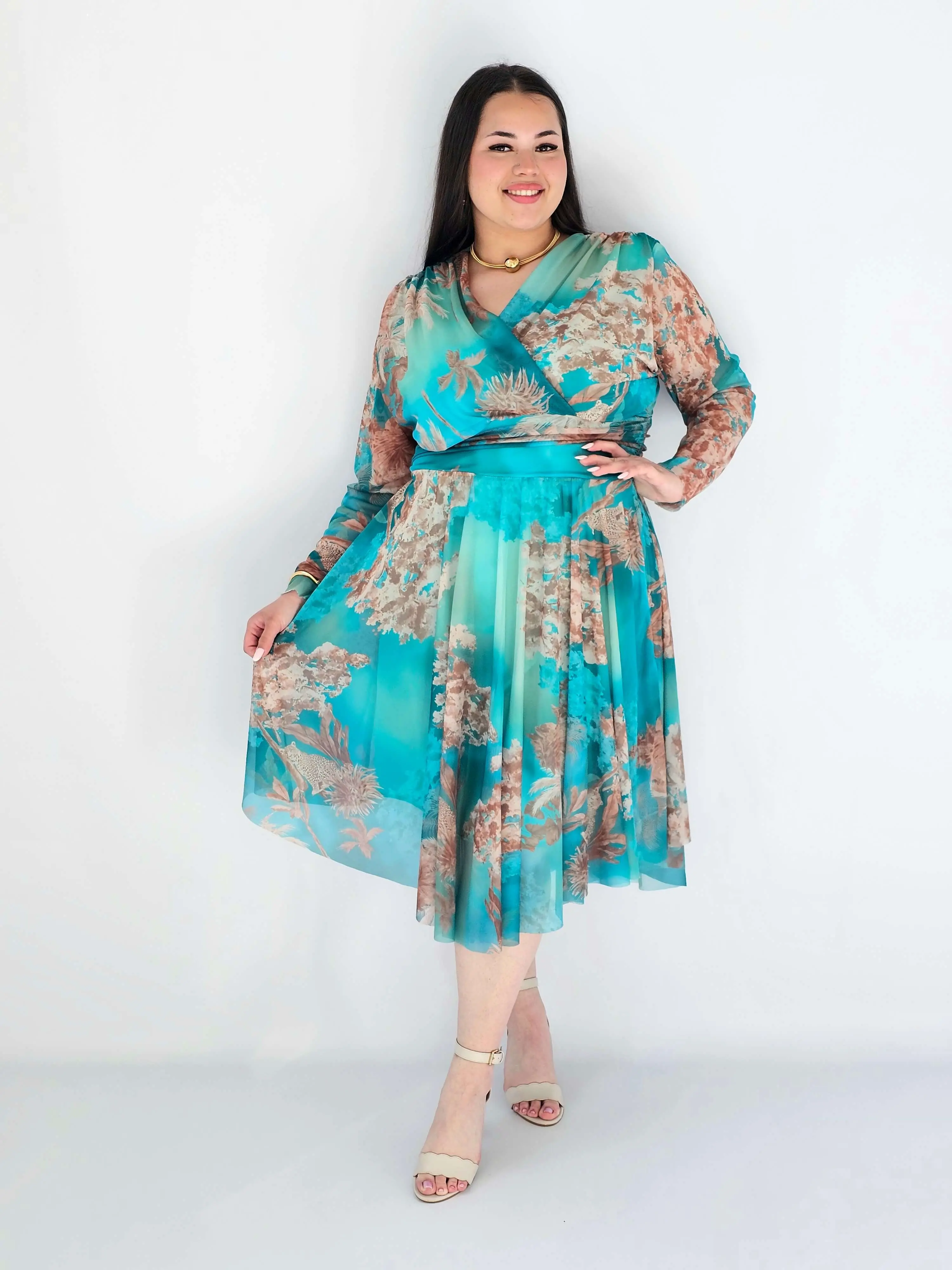 Sukienka Plus Size Kopertowa Z Rozkloszowanym Dołem - Image 3