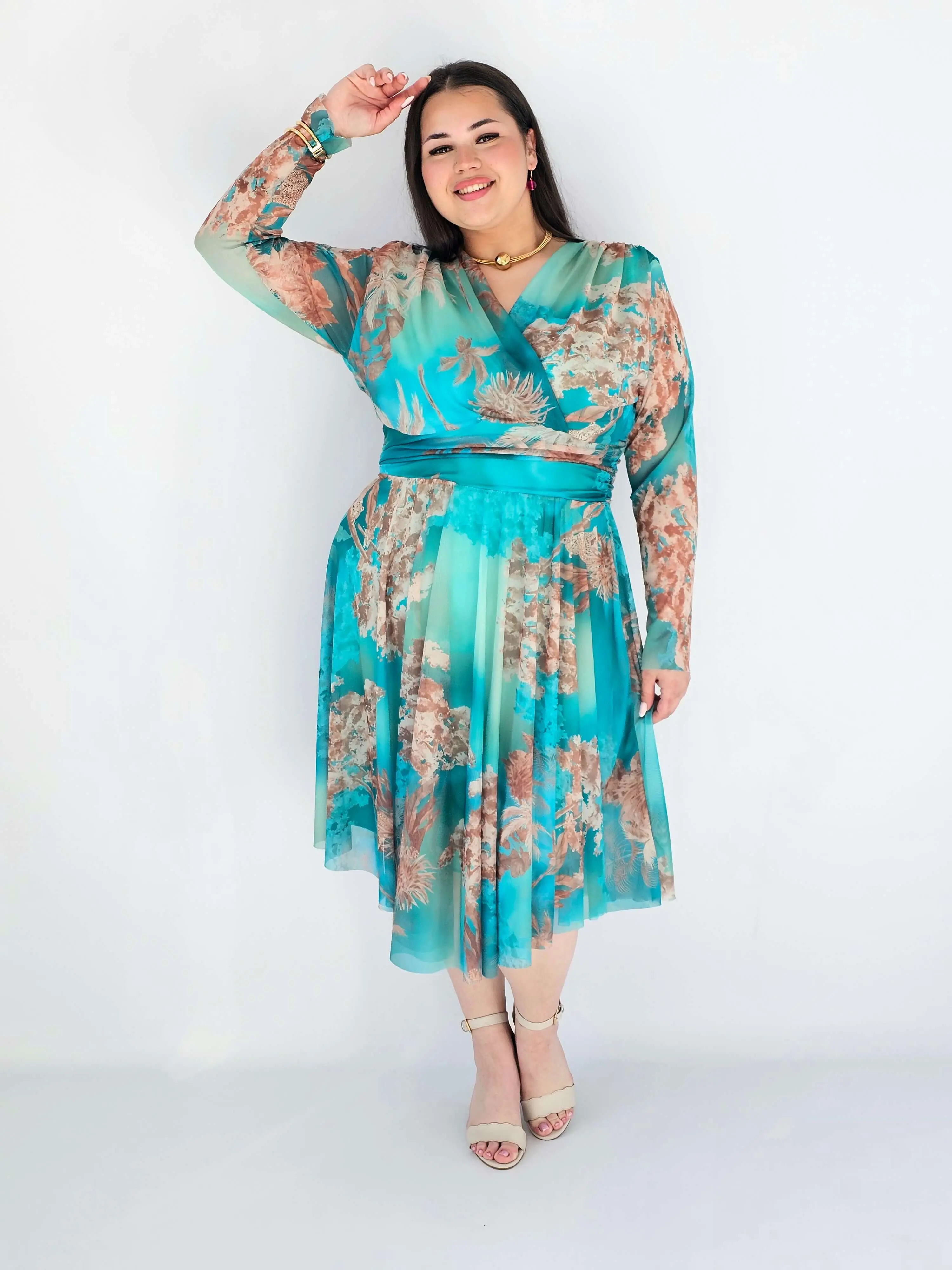 Sukienka Plus Size Kopertowa Z Rozkloszowanym Dołem - Image 4