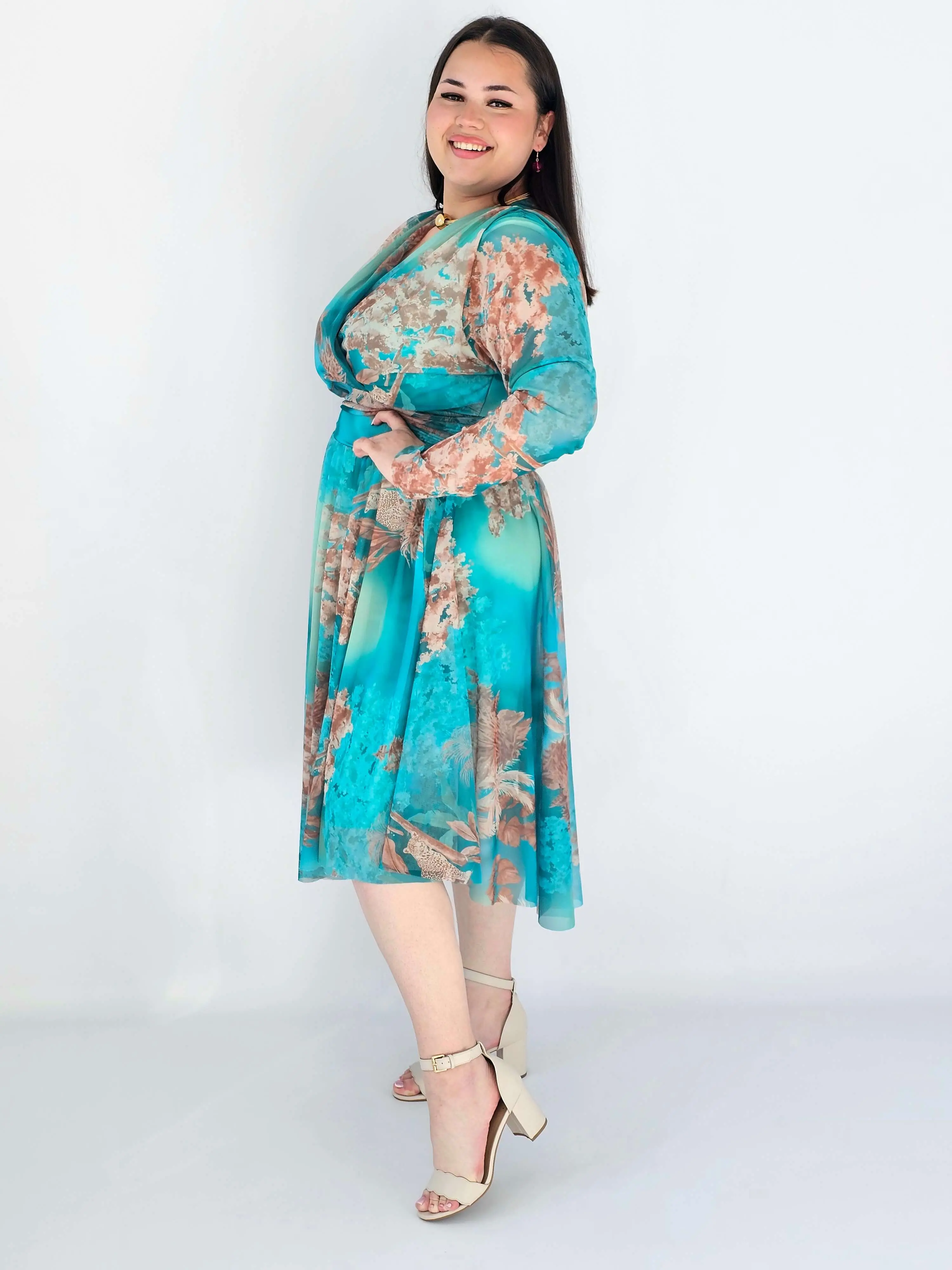 Sukienka Plus Size Kopertowa Z Rozkloszowanym Dołem - Image 6