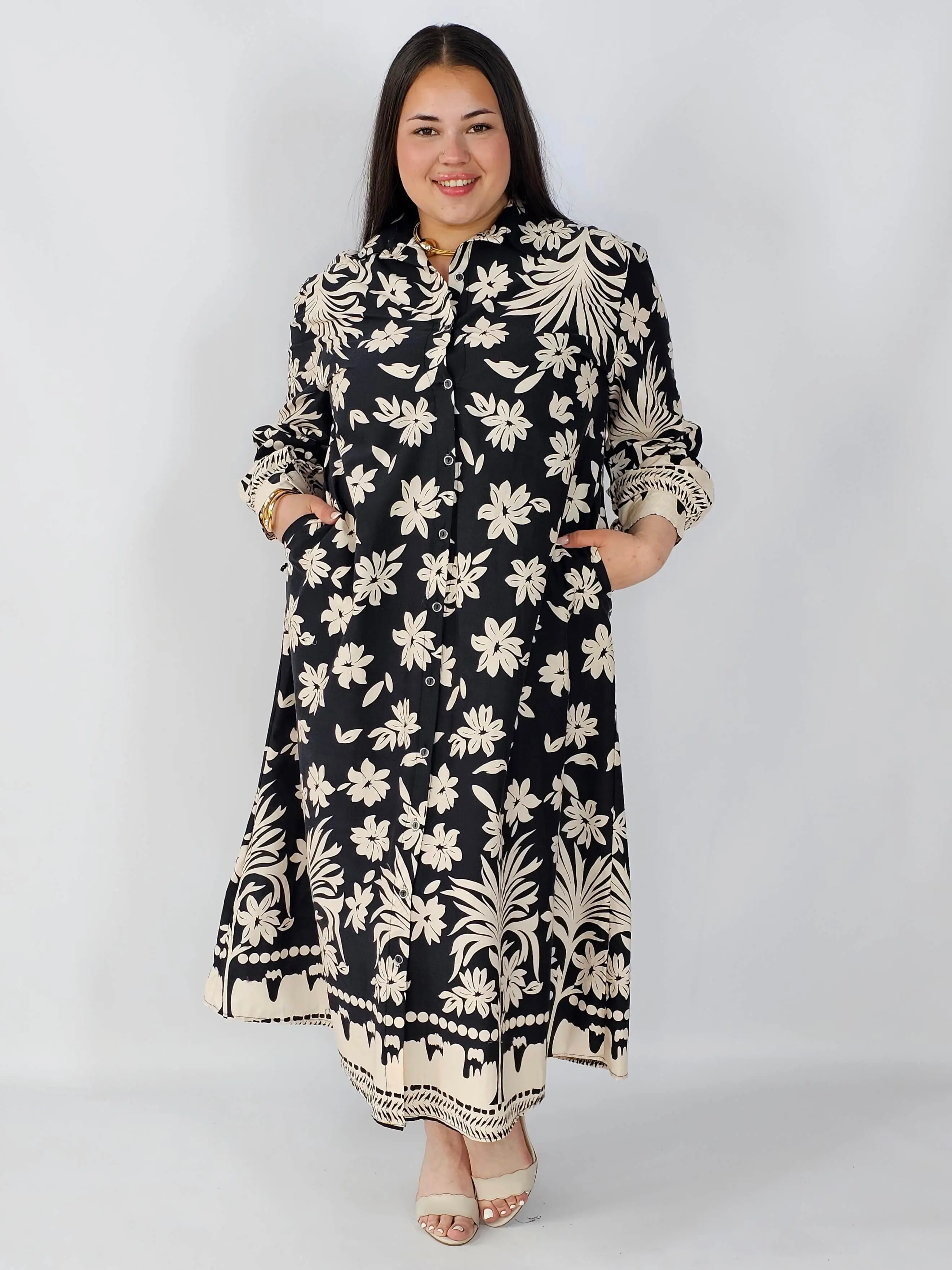 Sukienka plus size koszulowa w kwiatowy wzór – elegancka i wygodna