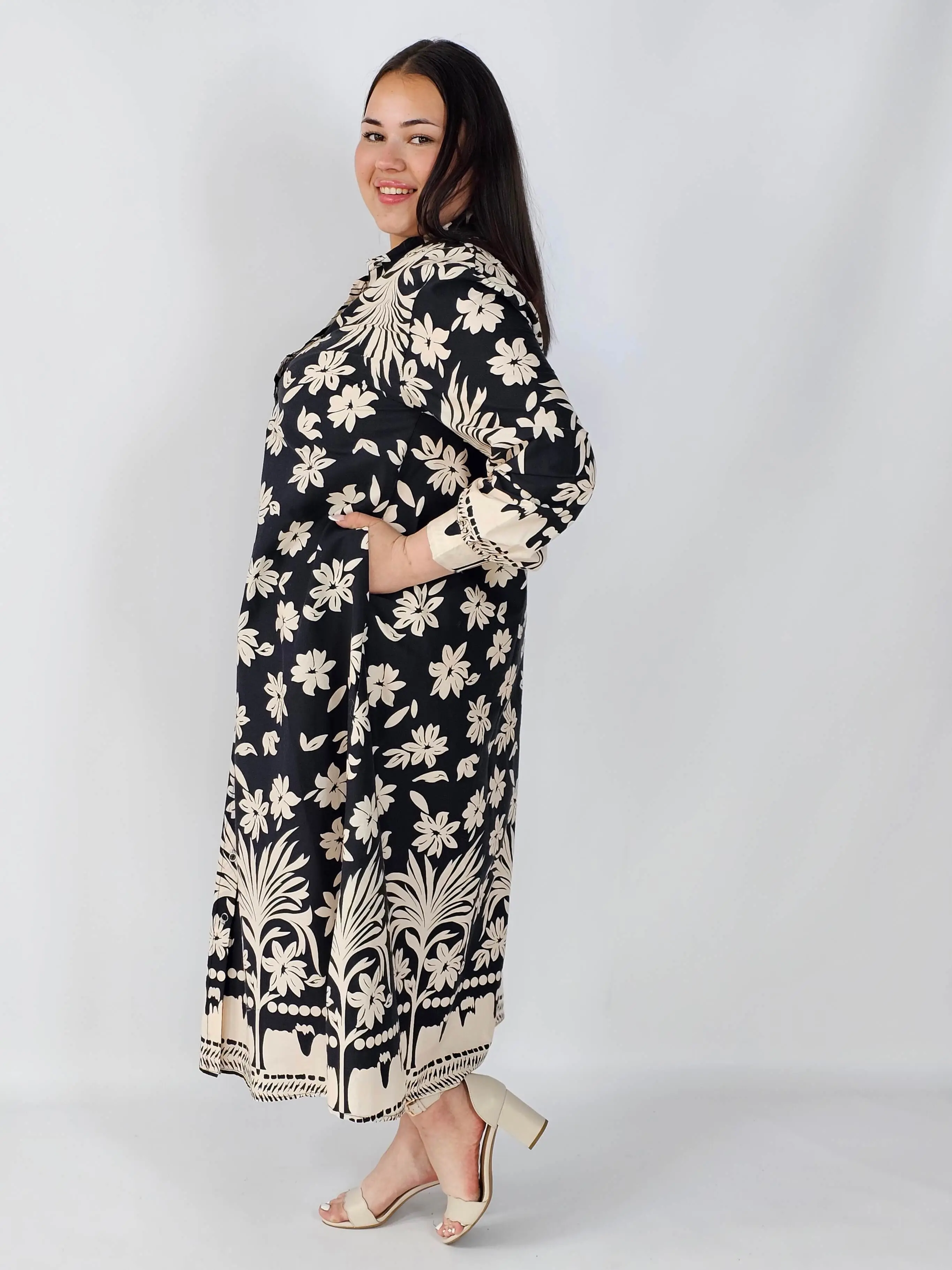 Sukienka plus size koszulowa w kwiatowy wzór – elegancka i wygodna - Image 3