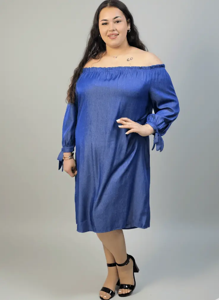 Sukienka plus size – lekka forma, odkryte ramiona i wygodny krój dla sylwetki XXL - Image 2