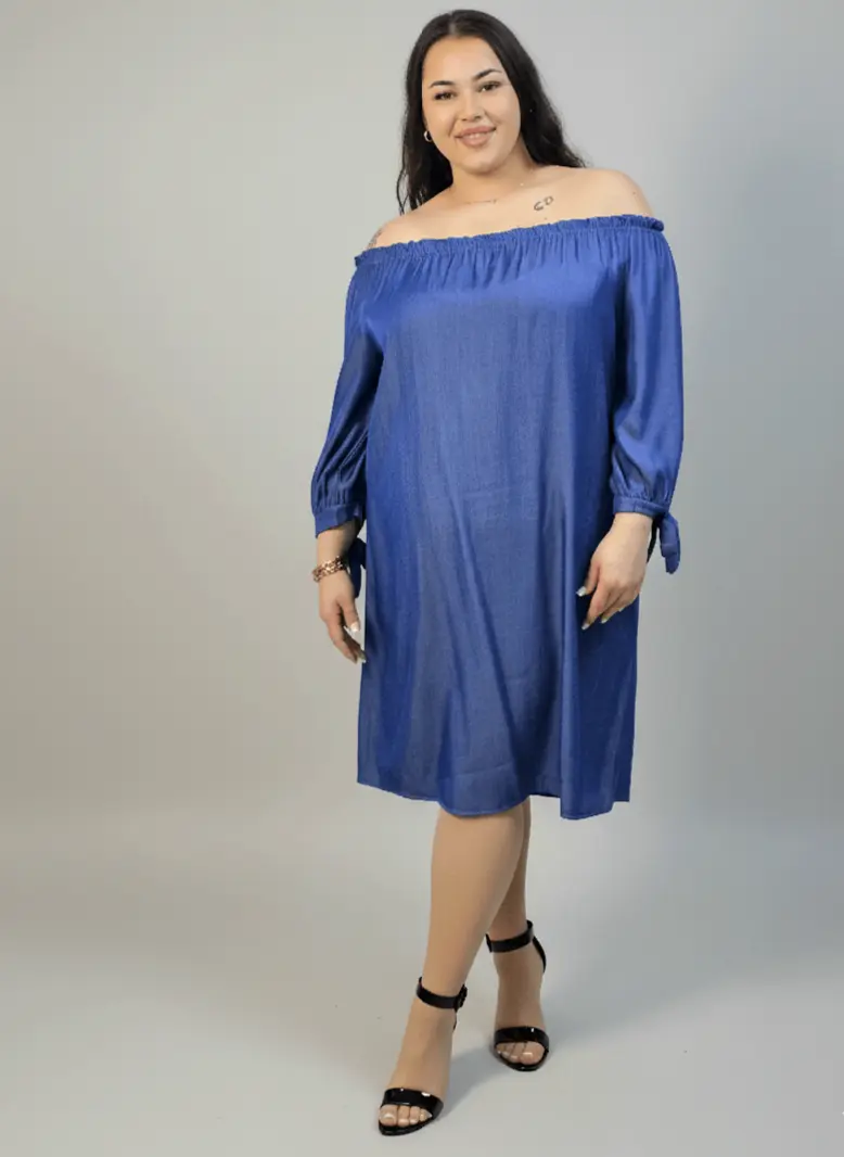 Sukienka plus size – lekka forma, odkryte ramiona i wygodny krój dla sylwetki XXL - Image 4