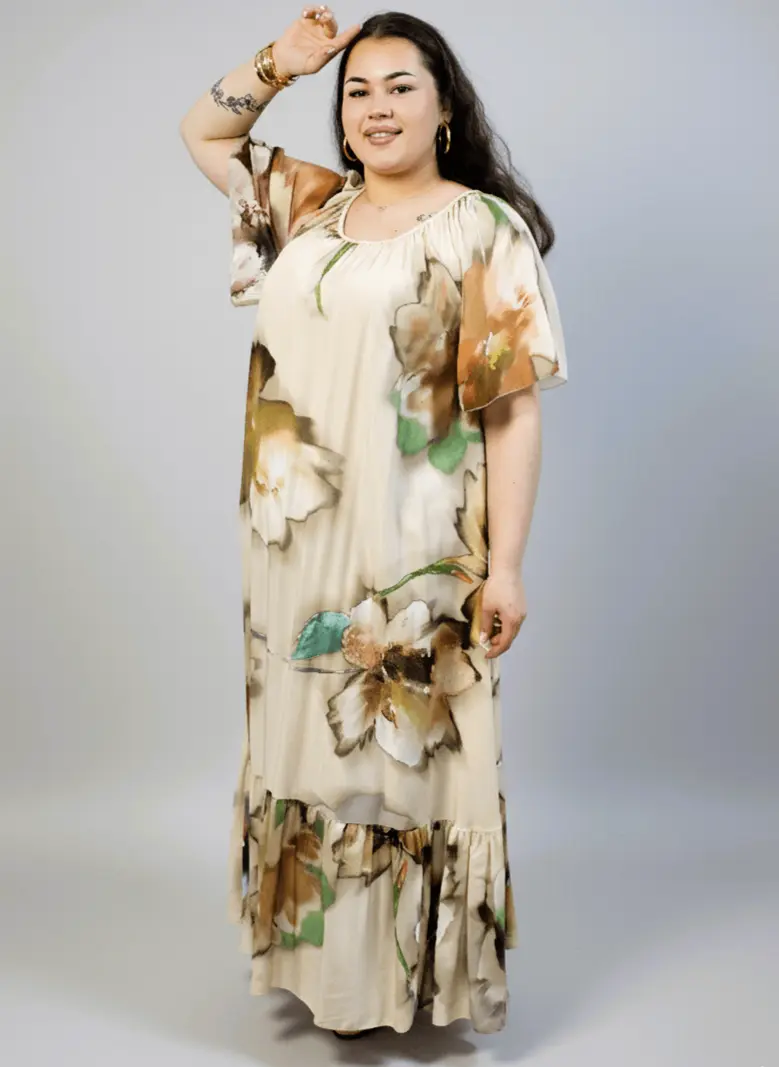 Sukienka plus size maxi beżowa w kwiaty – elegancka sukienka XXL z falbaną