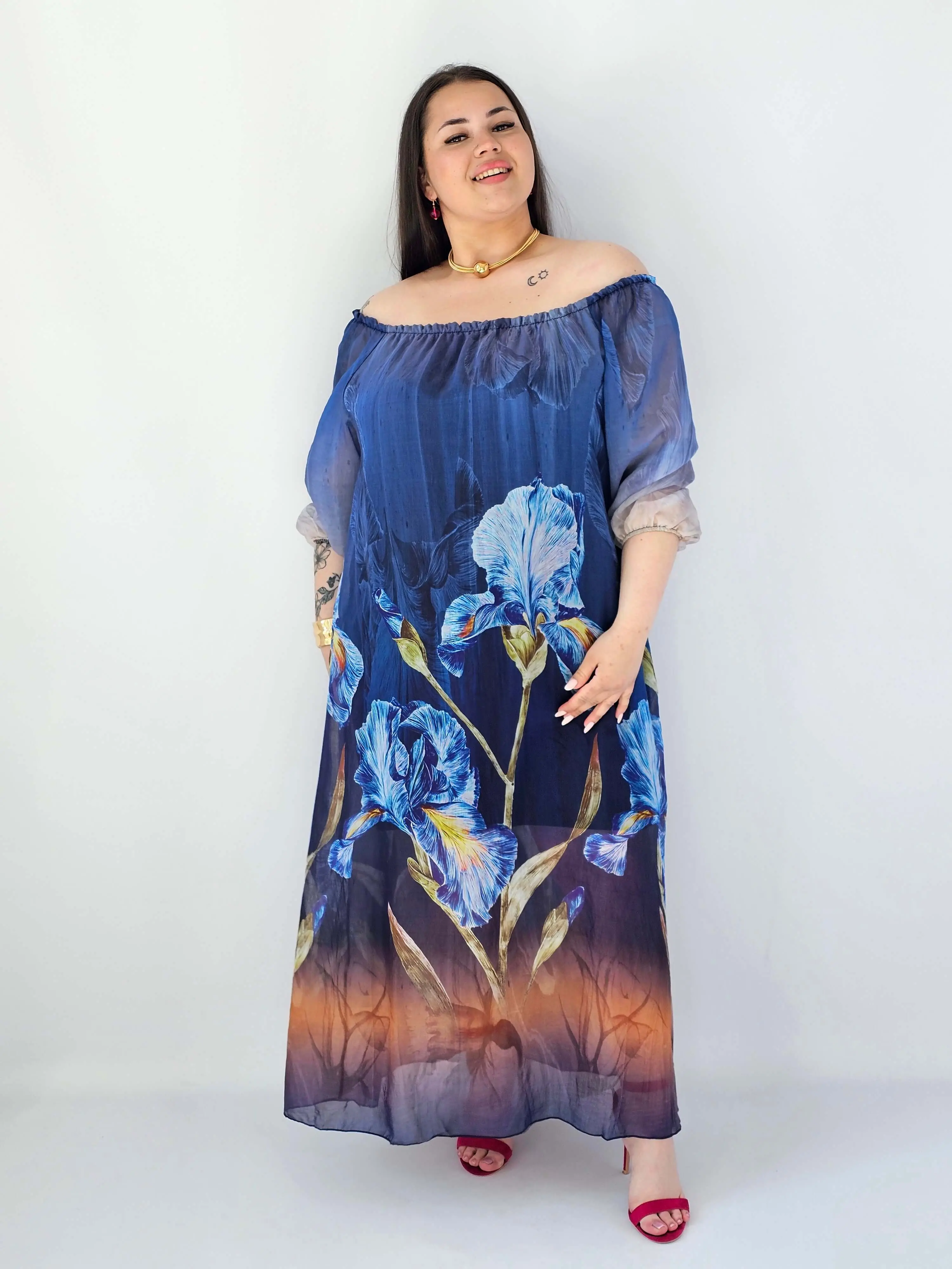 Sukienka plus size maxi hiszpanka z kwiatowym printem w odcieniach niebieskiego