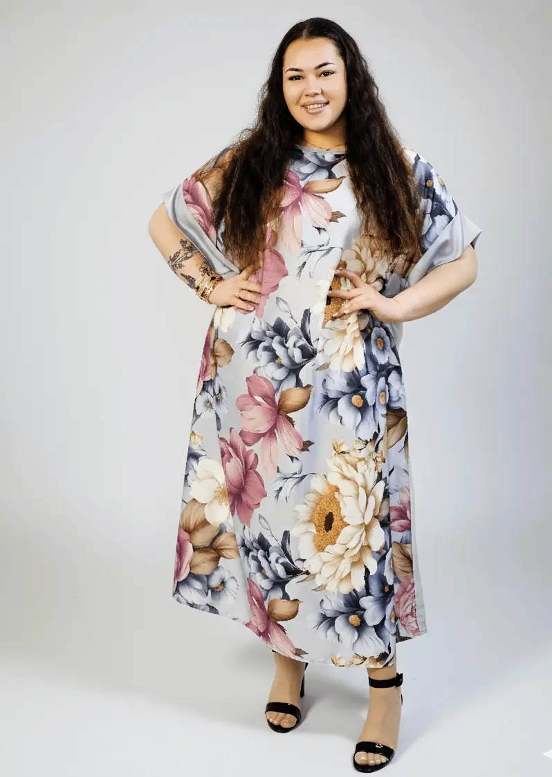 Sukienka plus size maxi w kwiaty – elegancka sukienka XXL z krótkim rękawem - Image 4