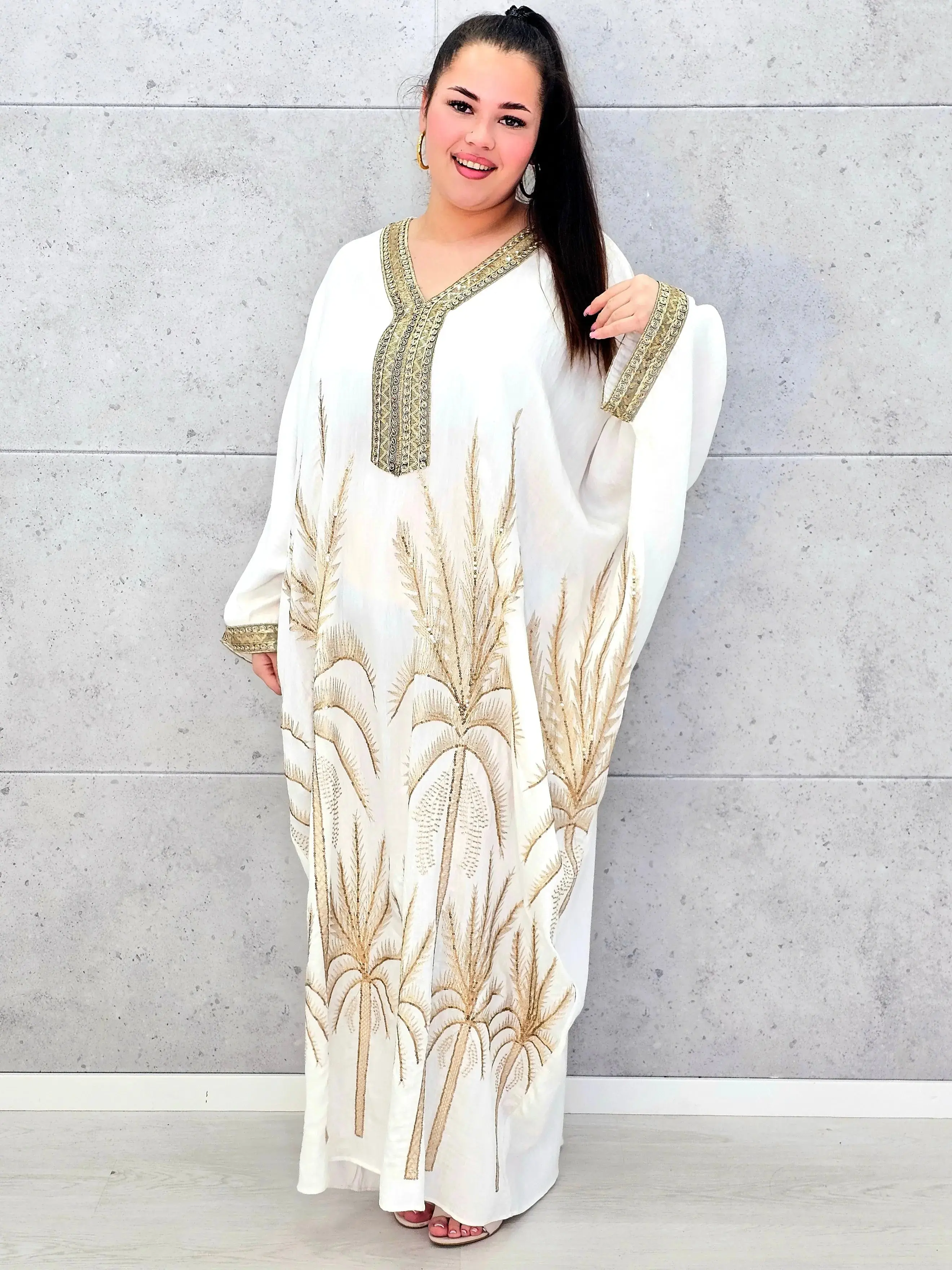 Sukienka plus size maxi z haftem – elegancka sukienka XXL