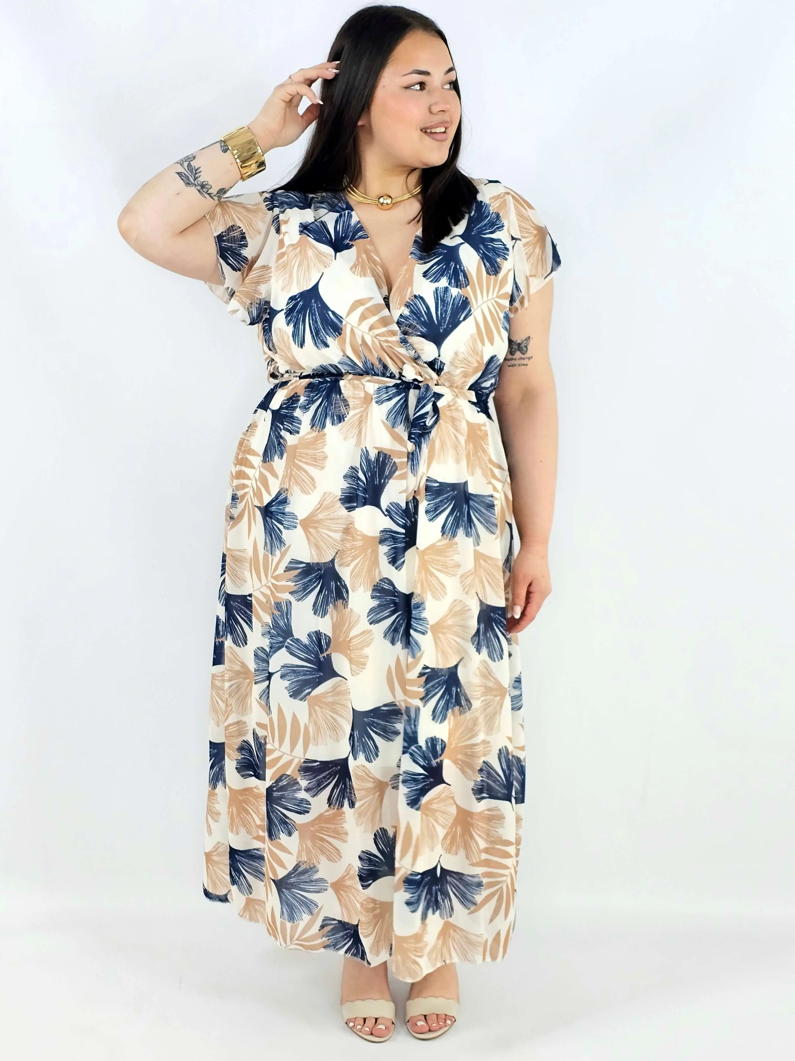 Sukienka plus size maxi w beżowo-granatowy print XXL – elegancja na komunię i wesele