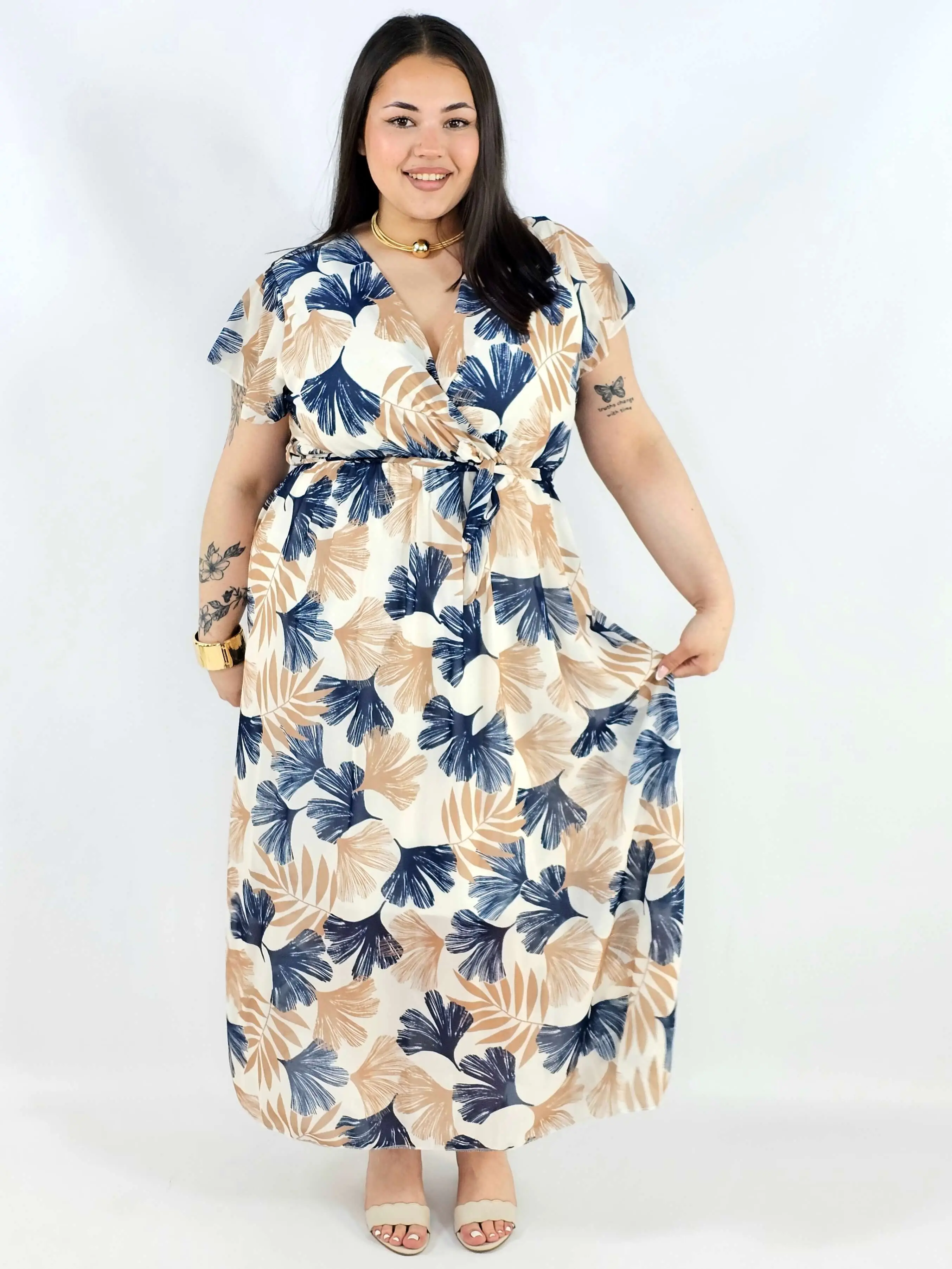 Sukienka plus size maxi w beżowo-granatowy print XXL – elegancja na komunię i wesele - Image 3