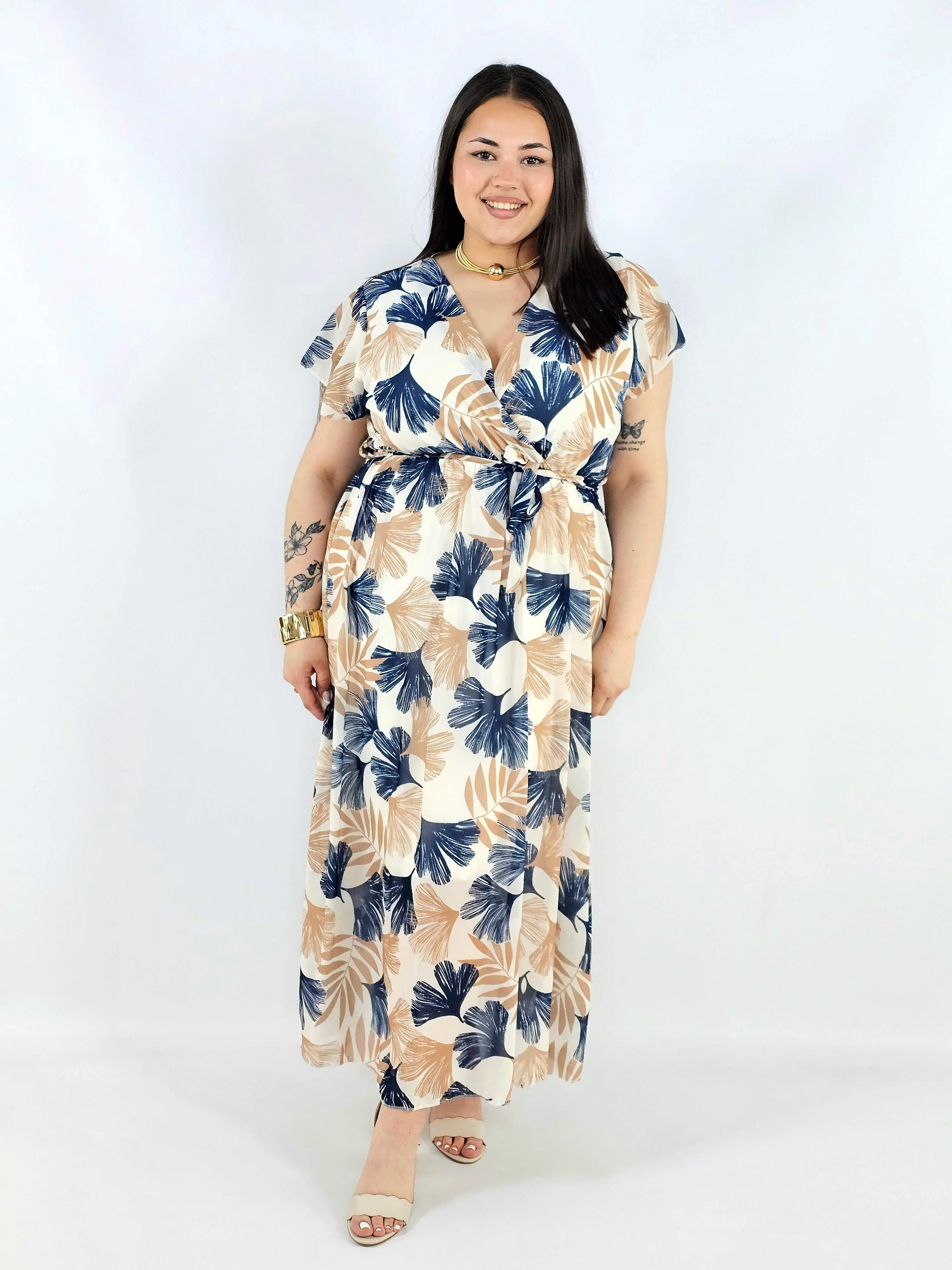 Sukienka plus size maxi w beżowo-granatowy print XXL – elegancja na komunię i wesele - Image 4