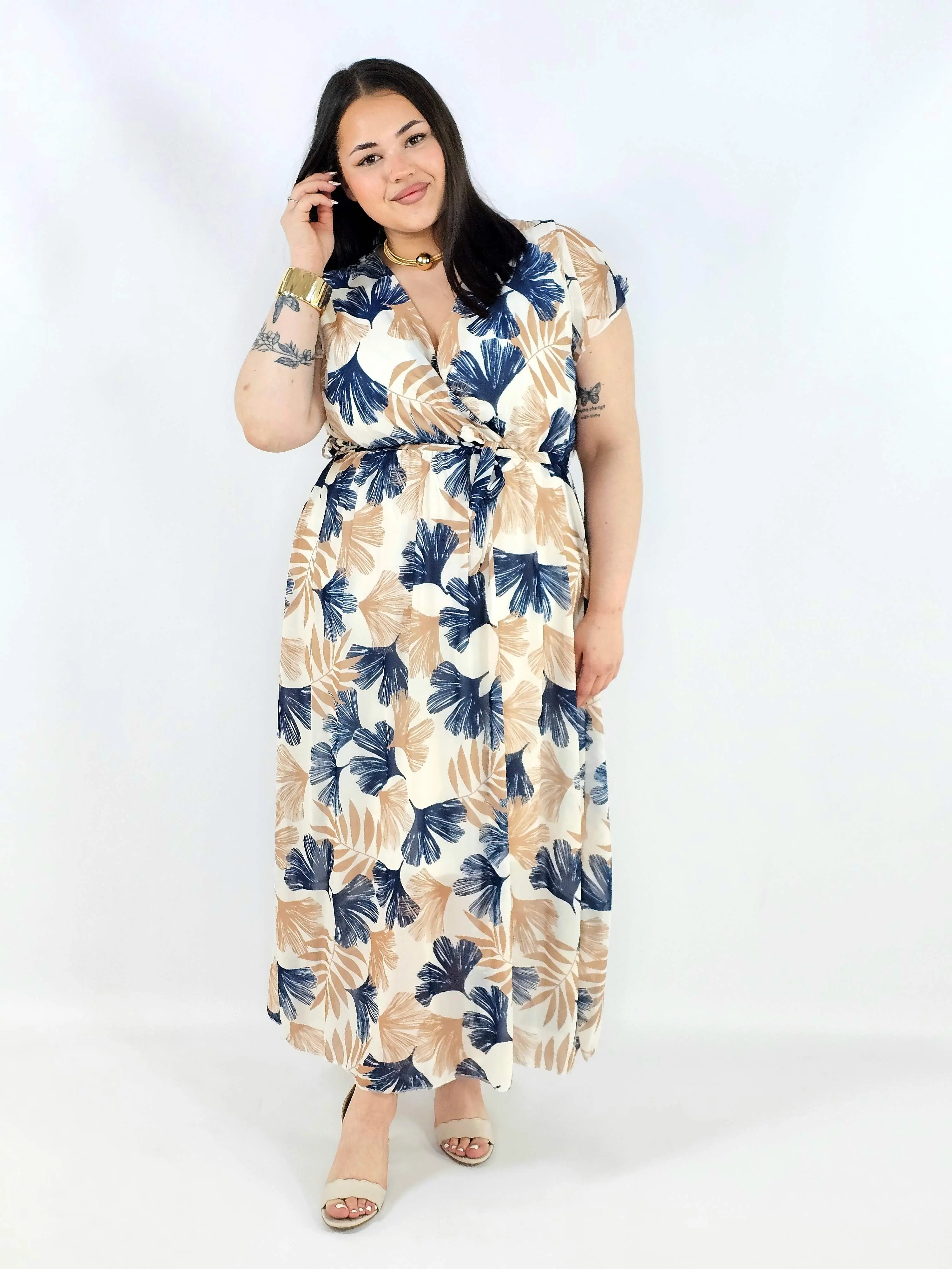 Sukienka plus size maxi w beżowo-granatowy print XXL – elegancja na komunię i wesele - Image 5