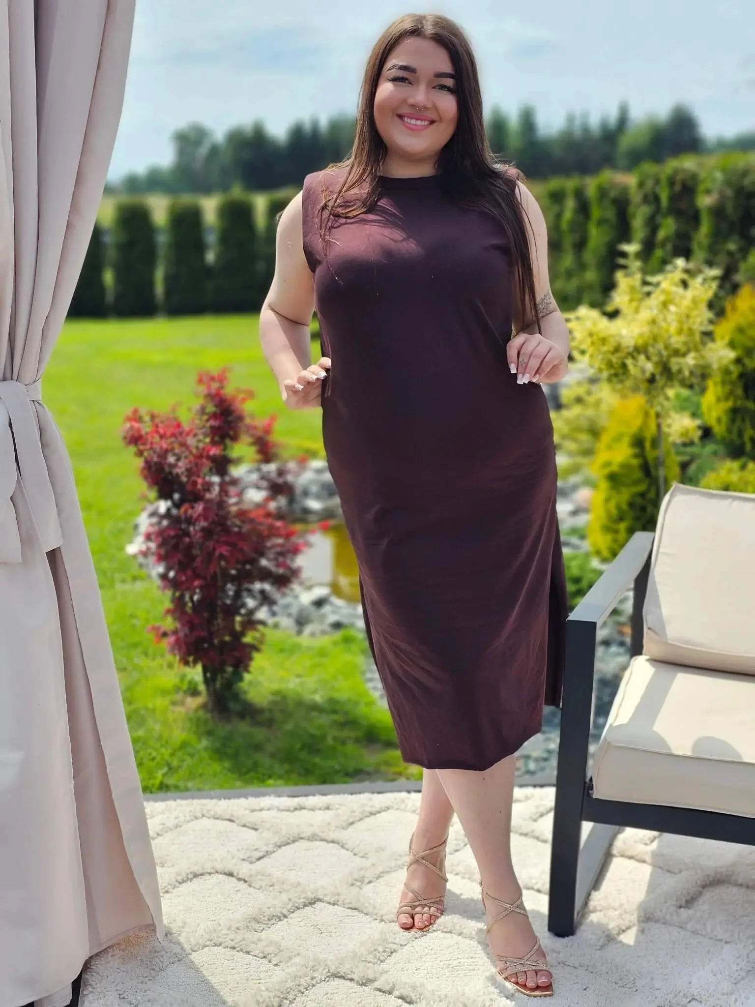 Sukienka plus size midi o prostym fasonie z poduszkami na ramionach
