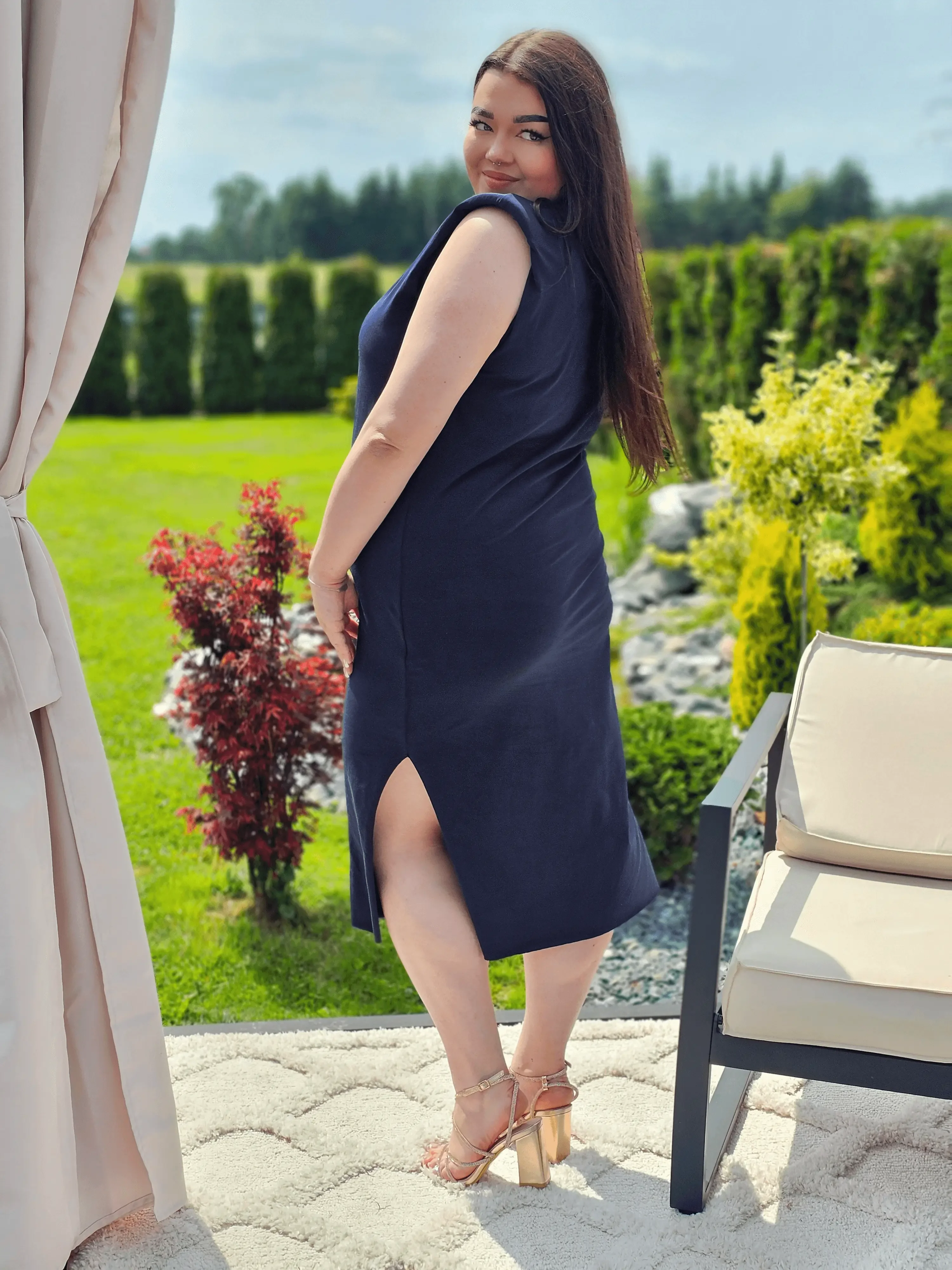 Sukienka plus size midi o prostym fasonie z poduszkami na ramionach - Image 10